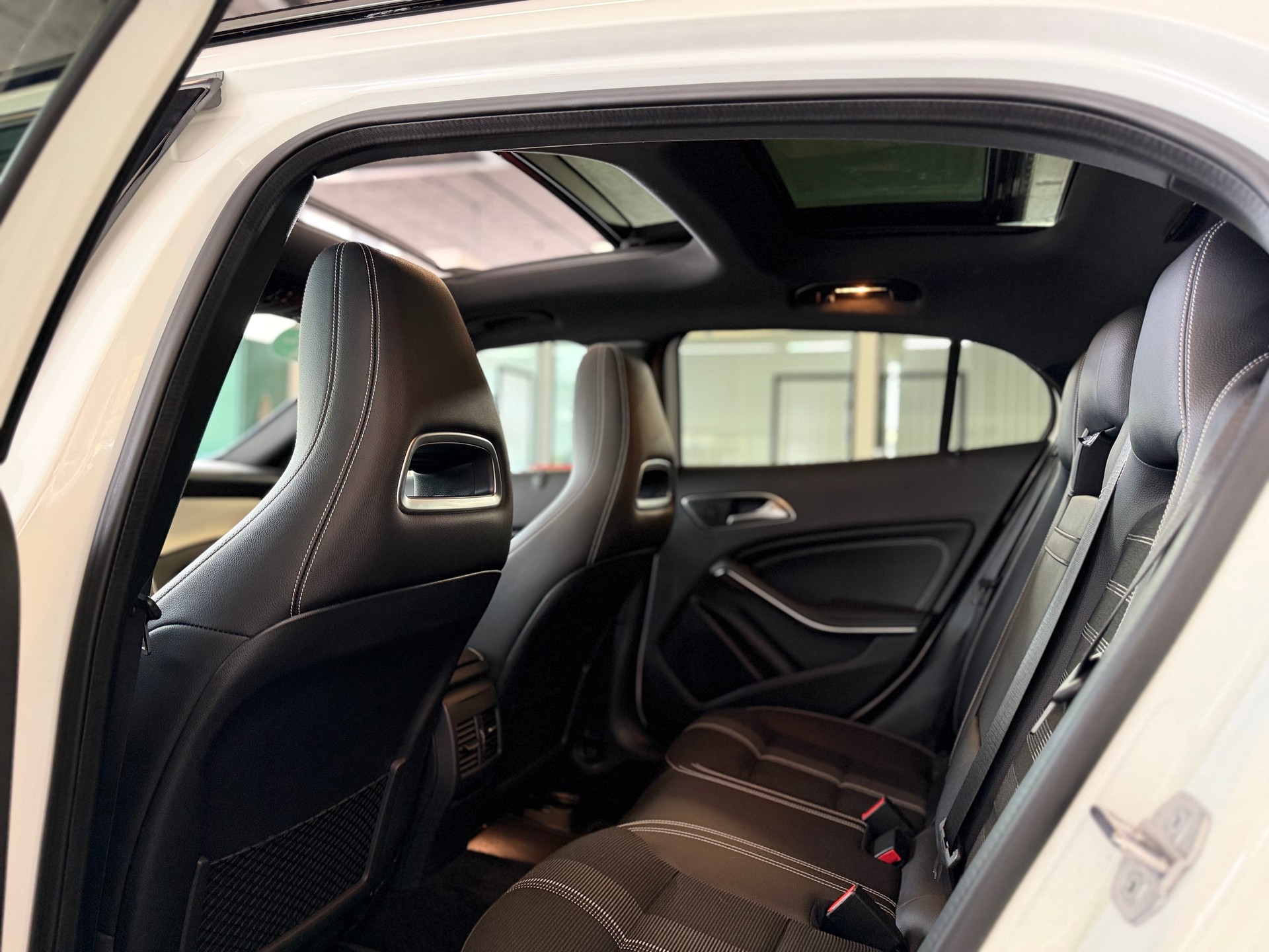 MERCEDES-BENZ GLA 200 Night Star 7G-DCT 156 PS * PANORAMA DACH *-image-13