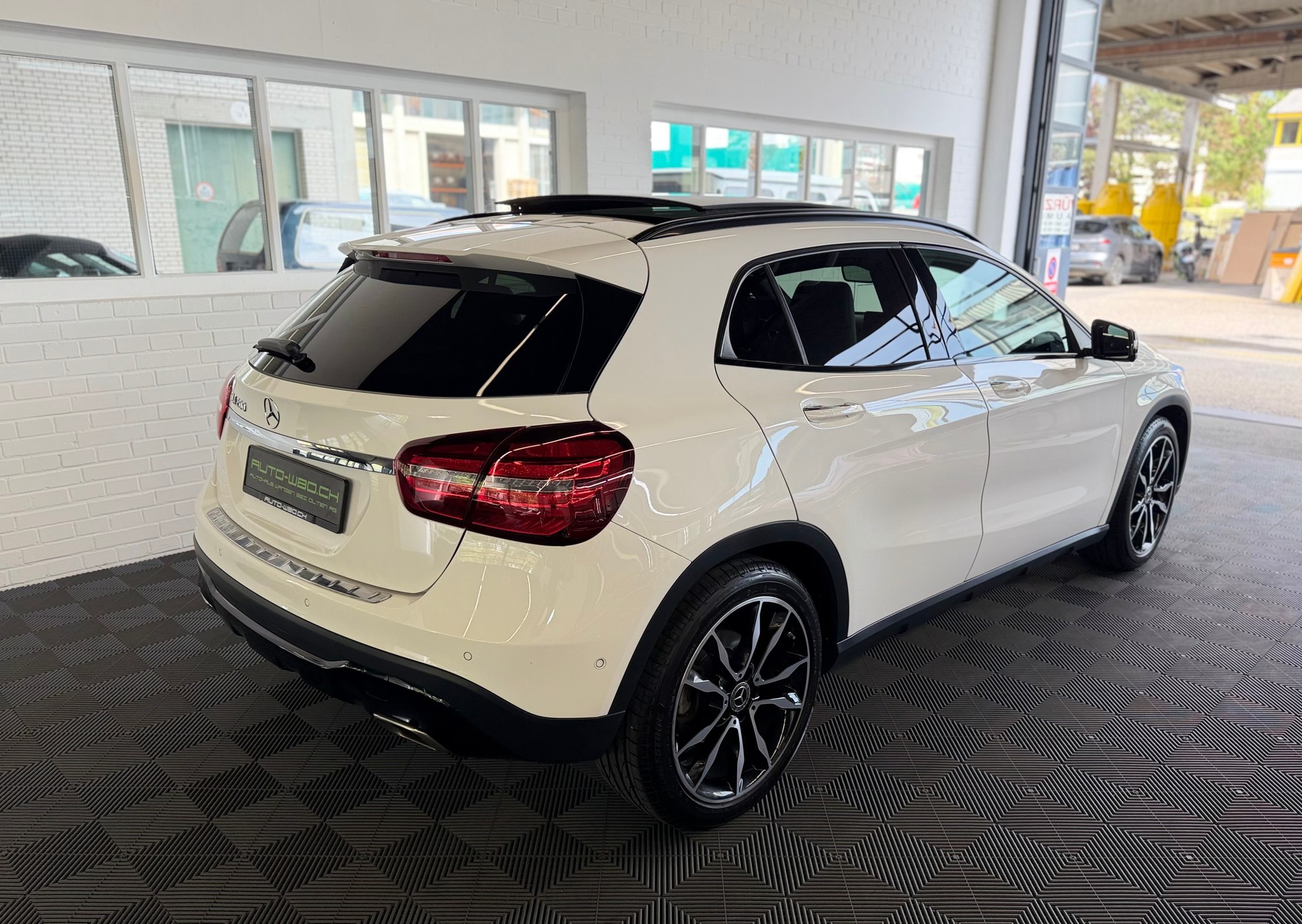 MERCEDES-BENZ GLA 200 Night Star 7G-DCT 156 PS * PANORAMA DACH *-image-2