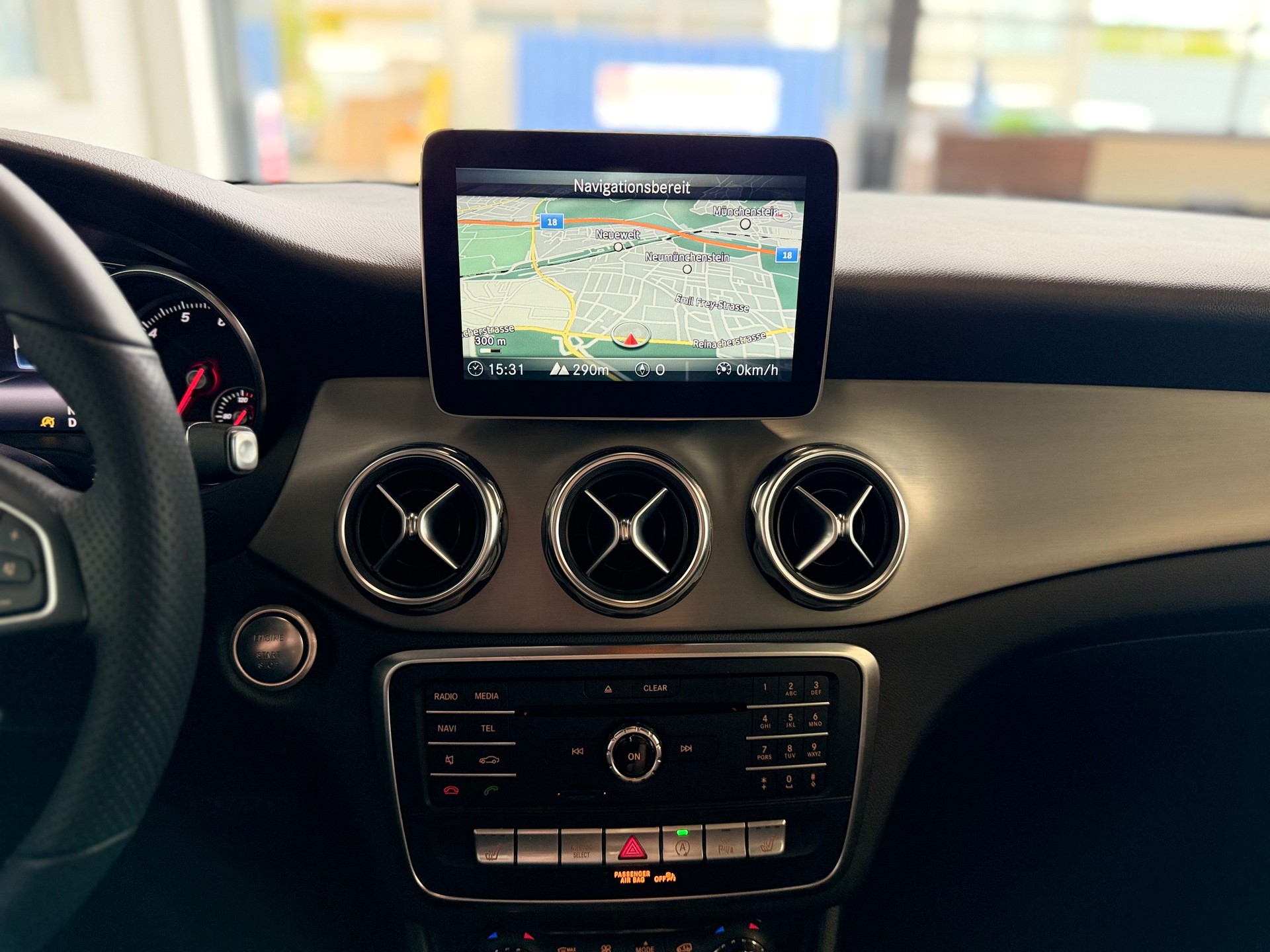 MERCEDES-BENZ GLA 200 Night Star 7G-DCT 156 PS * PANORAMA DACH *-image-16