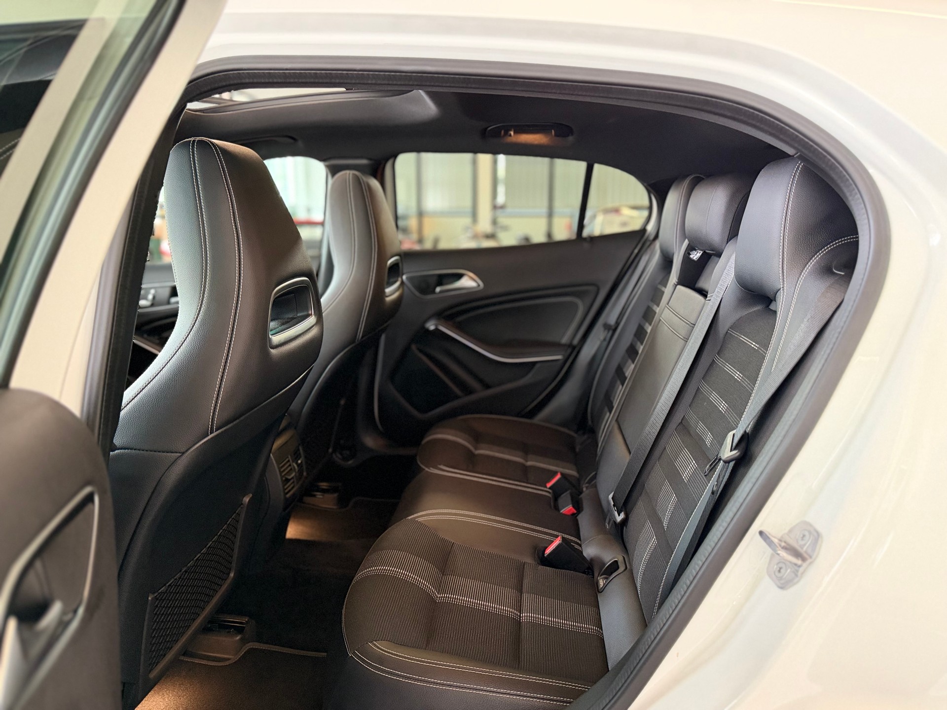 MERCEDES-BENZ GLA 200 Night Star 7G-DCT 156 PS * PANORAMA DACH *-image-12