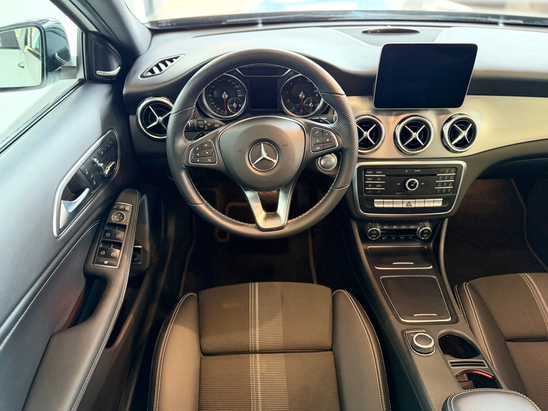 MERCEDES-BENZ GLA 200 Night Star 7G-DCT 156 PS * PANORAMA DACH *-image-14