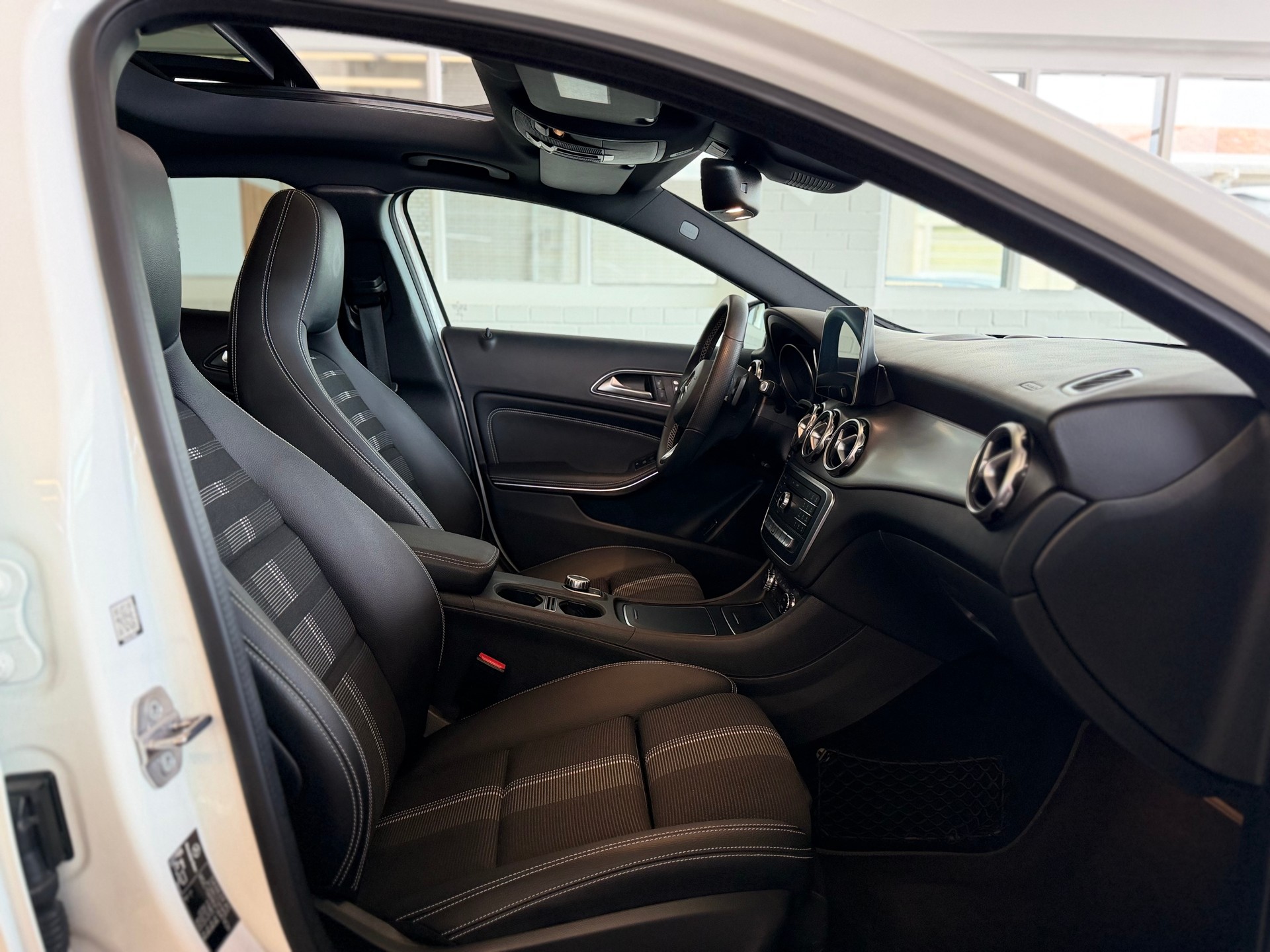 MERCEDES-BENZ GLA 200 Night Star 7G-DCT 156 PS * PANORAMA DACH *-image-8