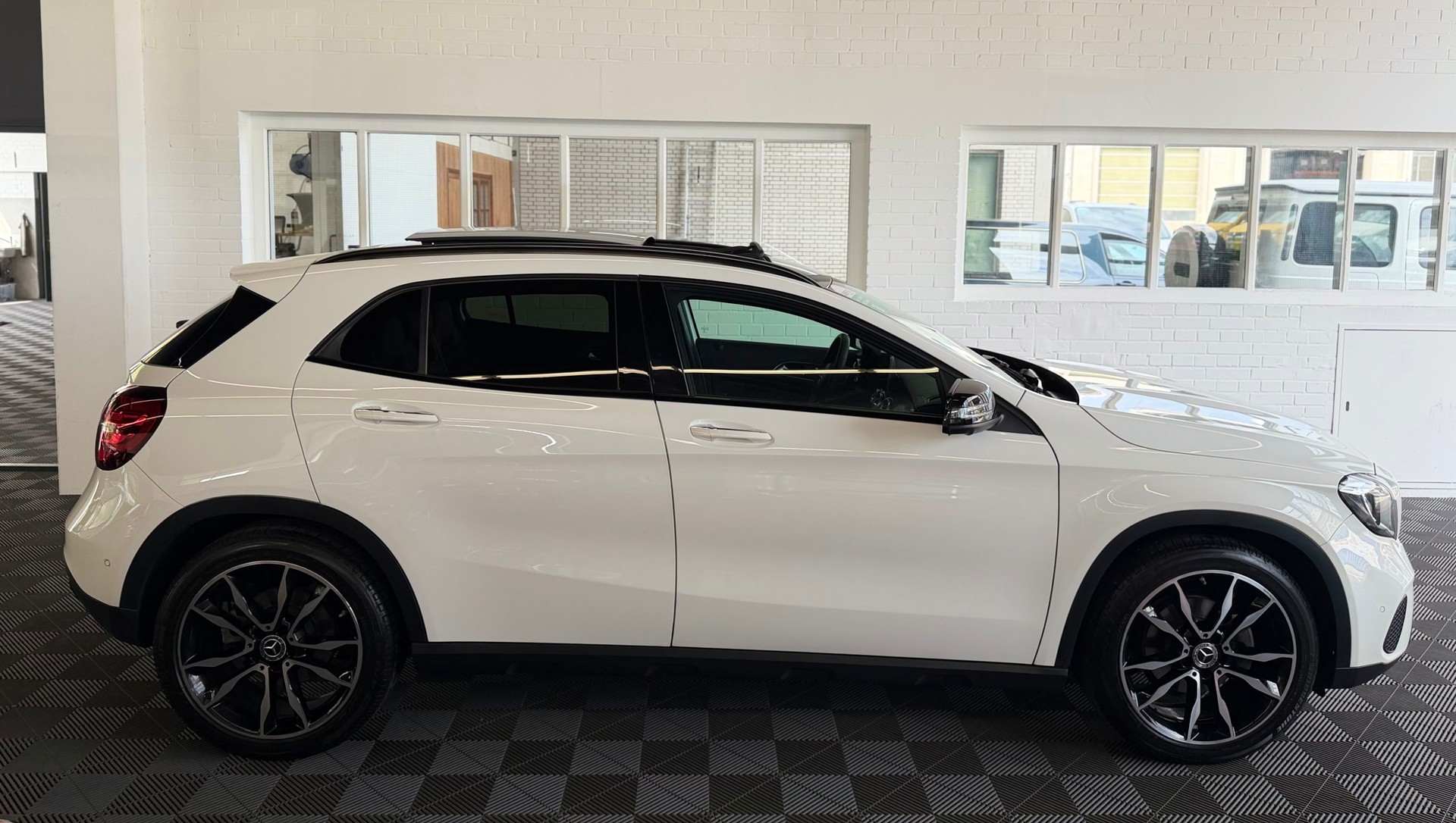 MERCEDES-BENZ GLA 200 Night Star 7G-DCT 156 PS * PANORAMA DACH *-image-1