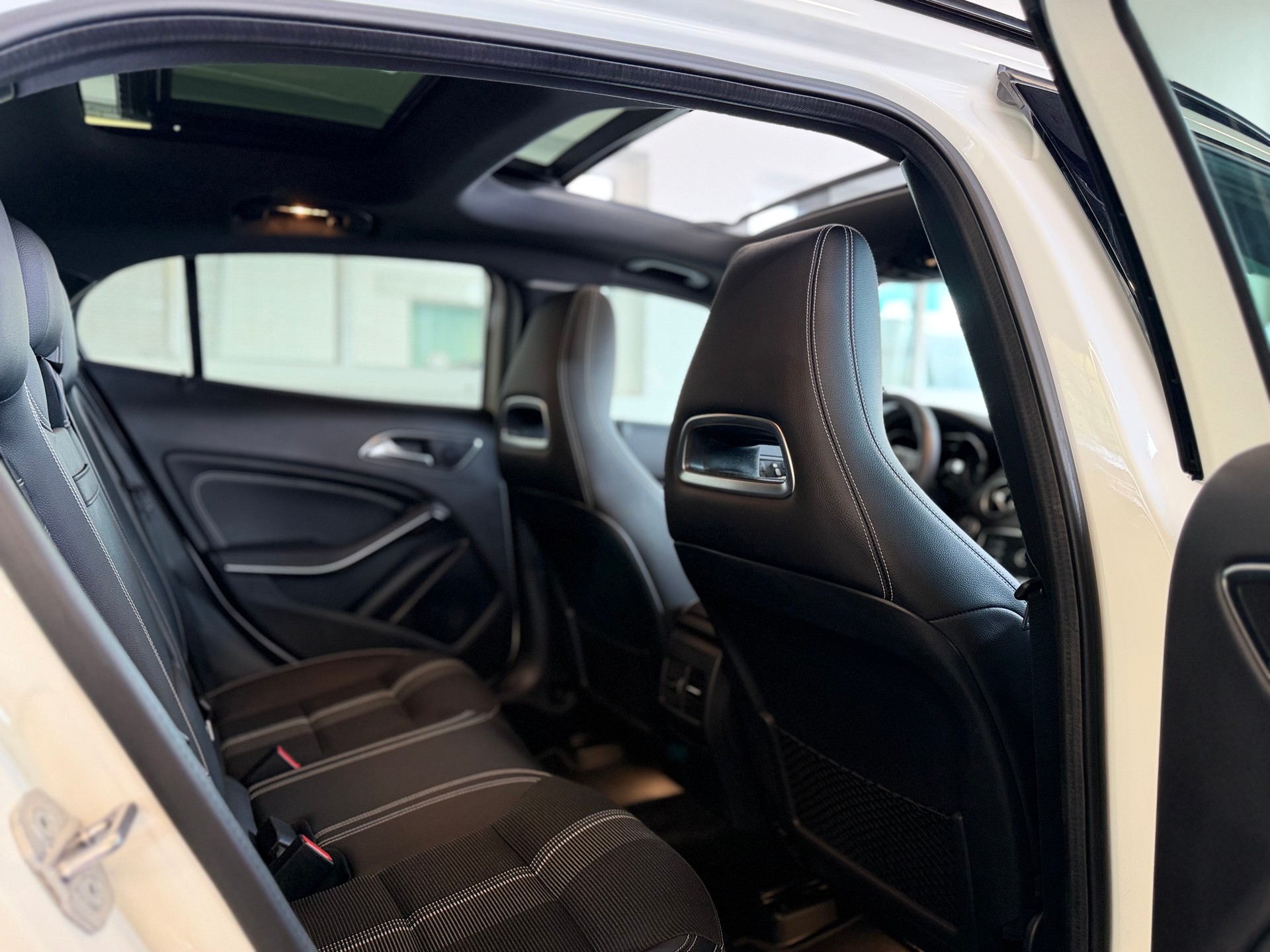 MERCEDES-BENZ GLA 200 Night Star 7G-DCT 156 PS * PANORAMA DACH *-image-10