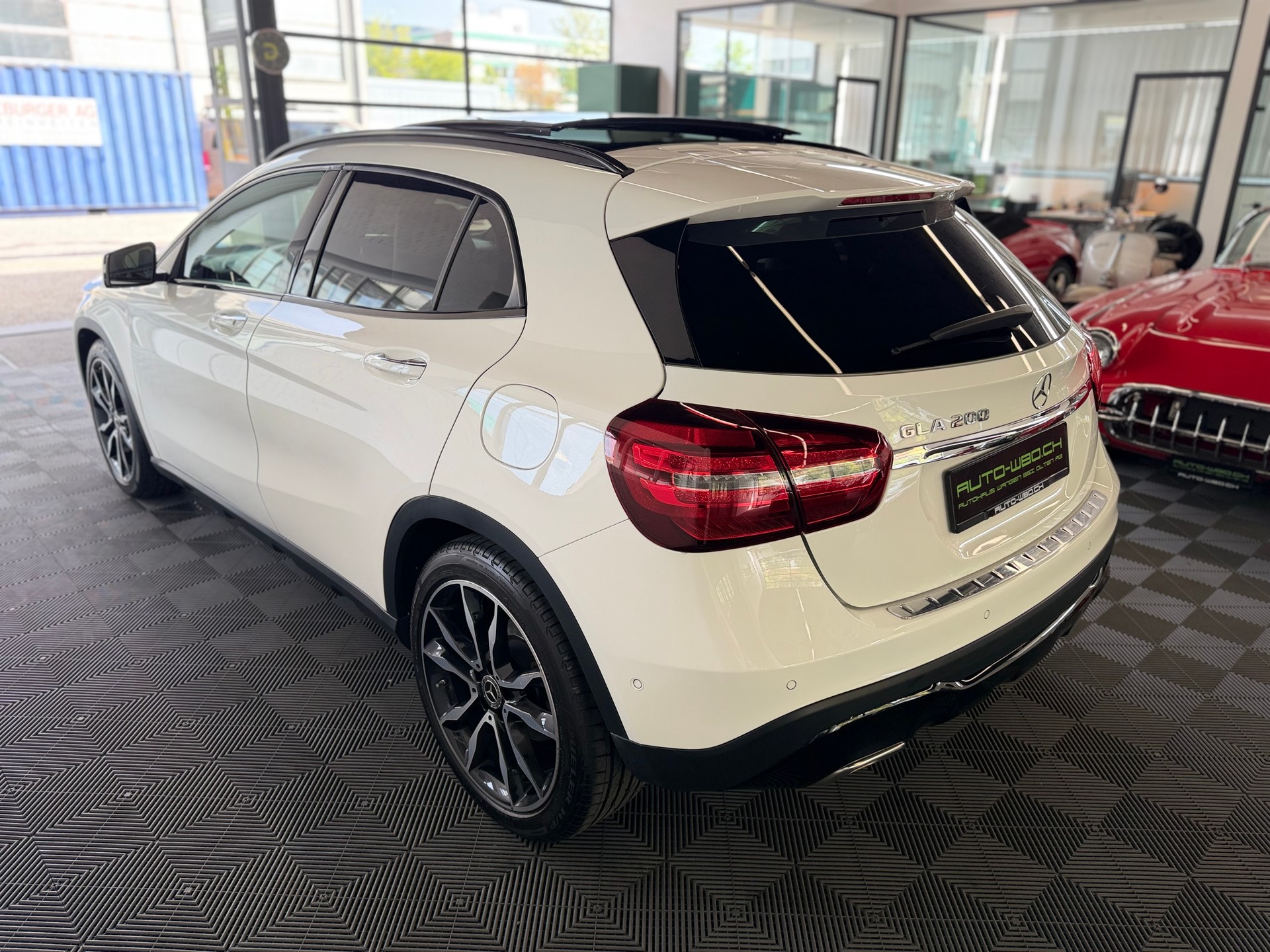 MERCEDES-BENZ GLA 200 Night Star 7G-DCT 156 PS * PANORAMA DACH *-image-4