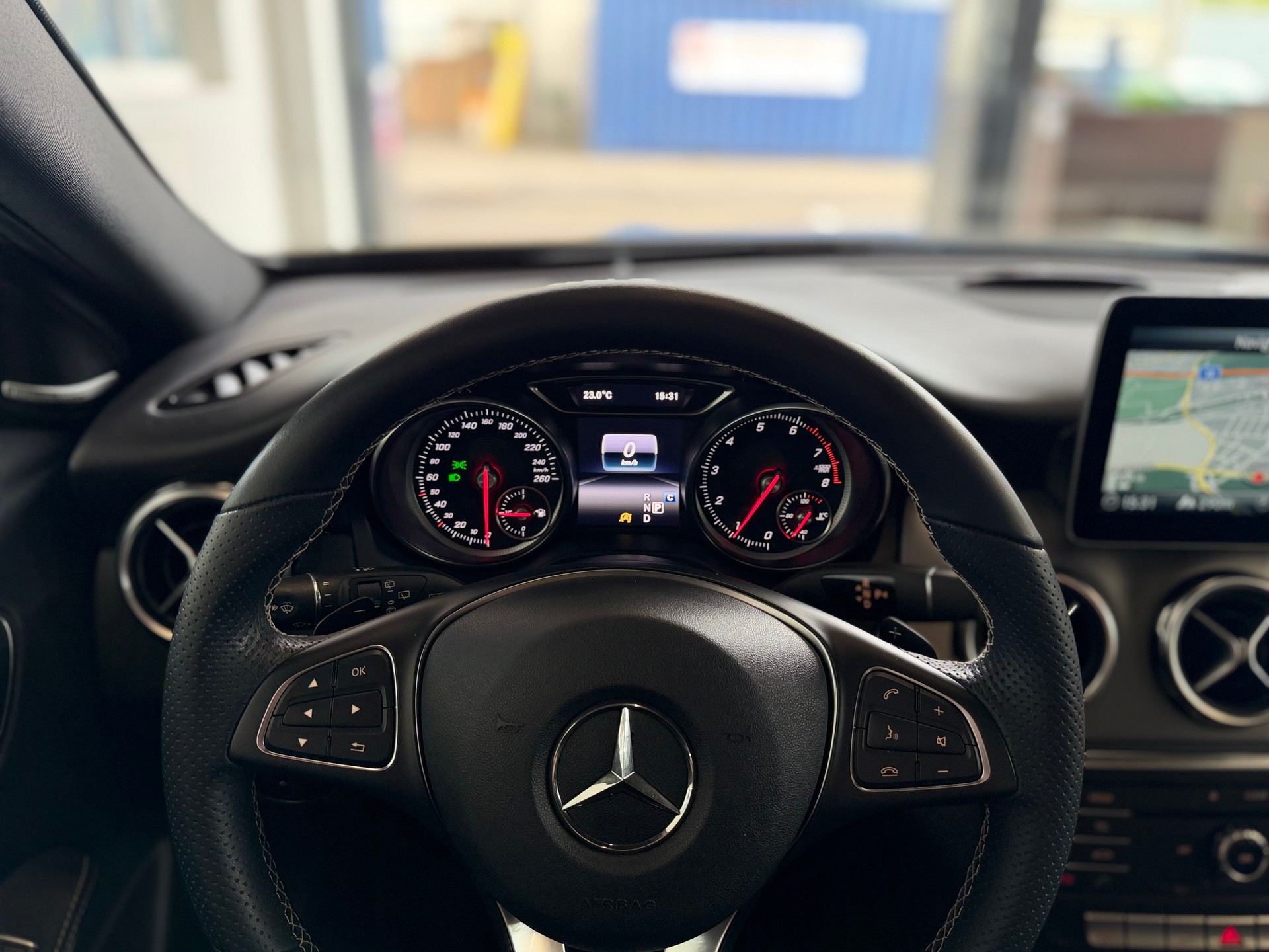 MERCEDES-BENZ GLA 200 Night Star 7G-DCT 156 PS * PANORAMA DACH *-image-15