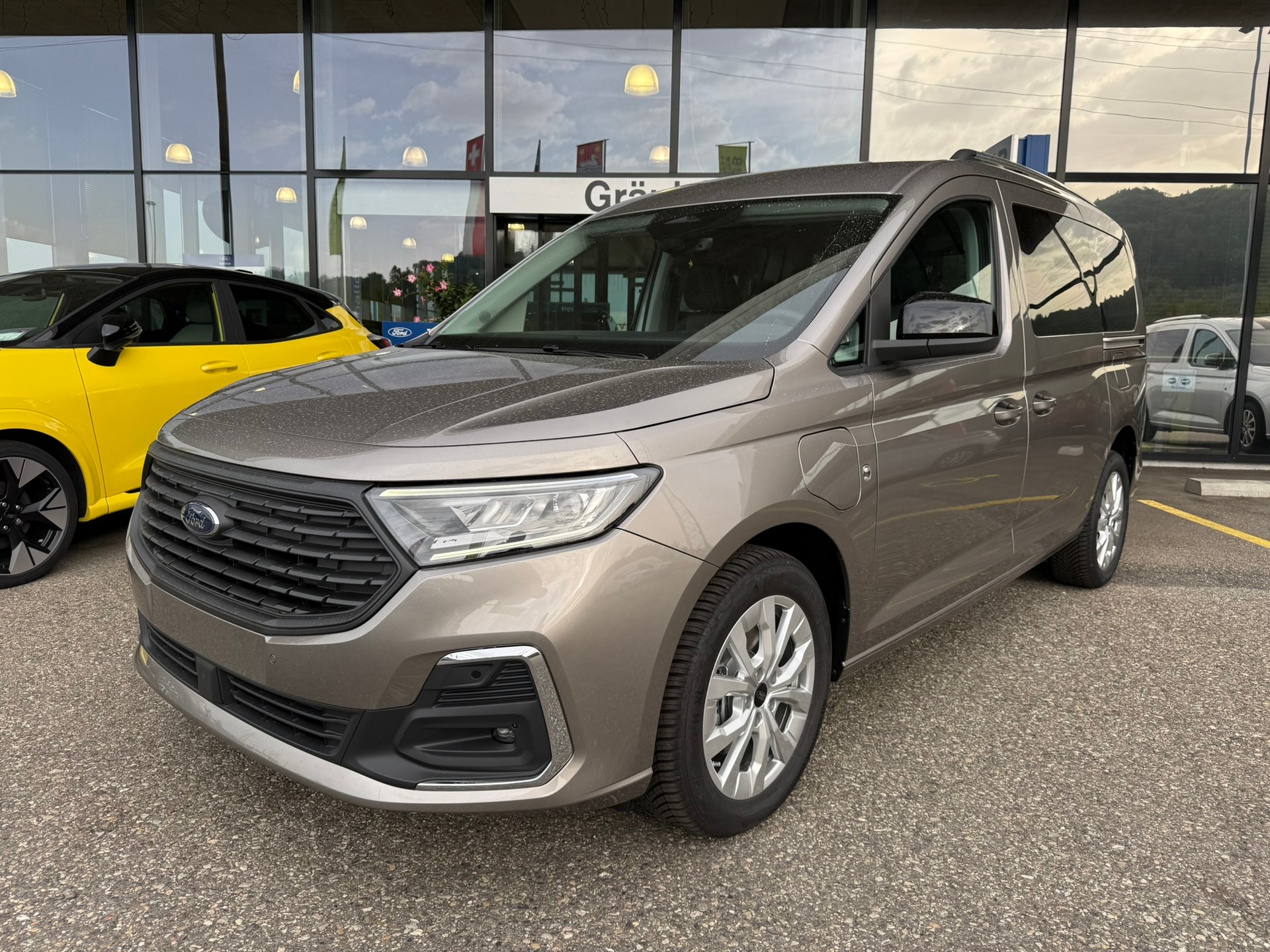 FORD Grand Tourneo Connect 1.5 PHEV Titanium Automat-image-0