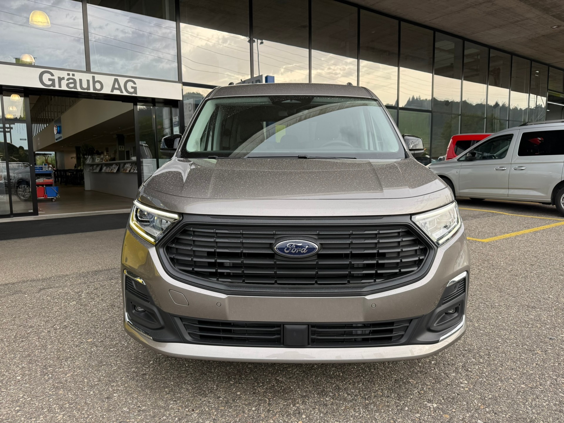 FORD Grand Tourneo Connect 1.5 PHEV Titanium Automat-image-1