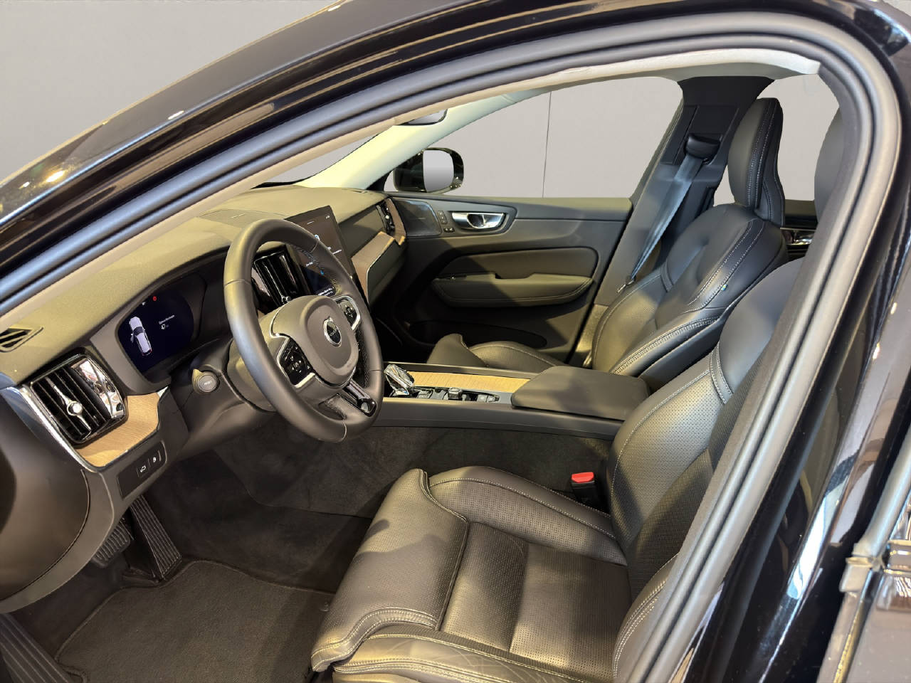VOLVO XC60 2.0 T6 TE Plus Dark eAWD-image-4