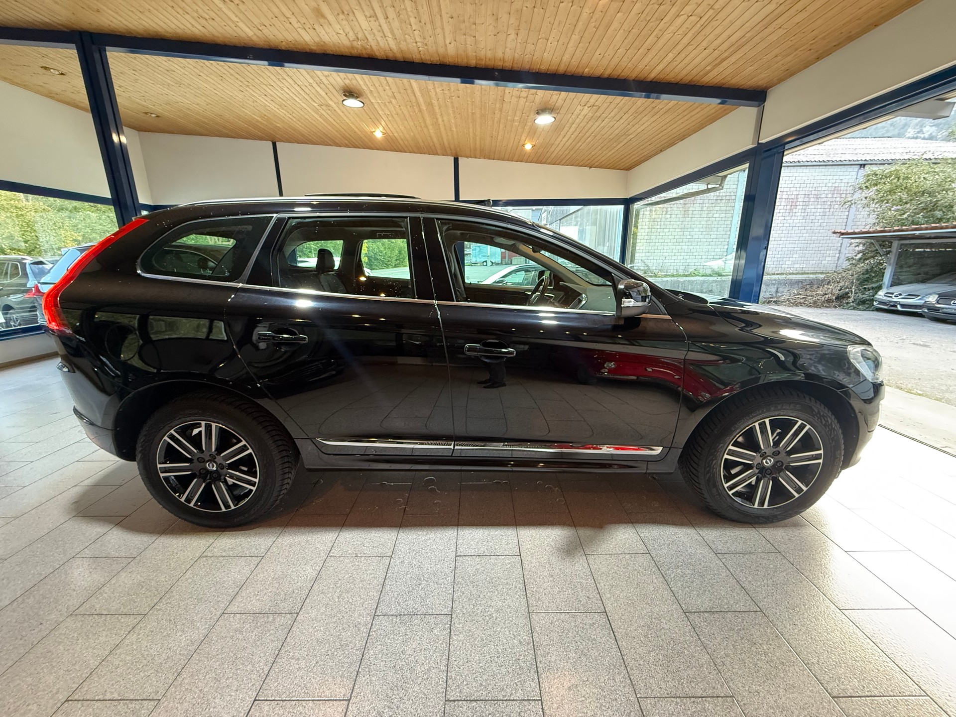 VOLVO XC60 D5 AWD Summum Geartronic-image-12