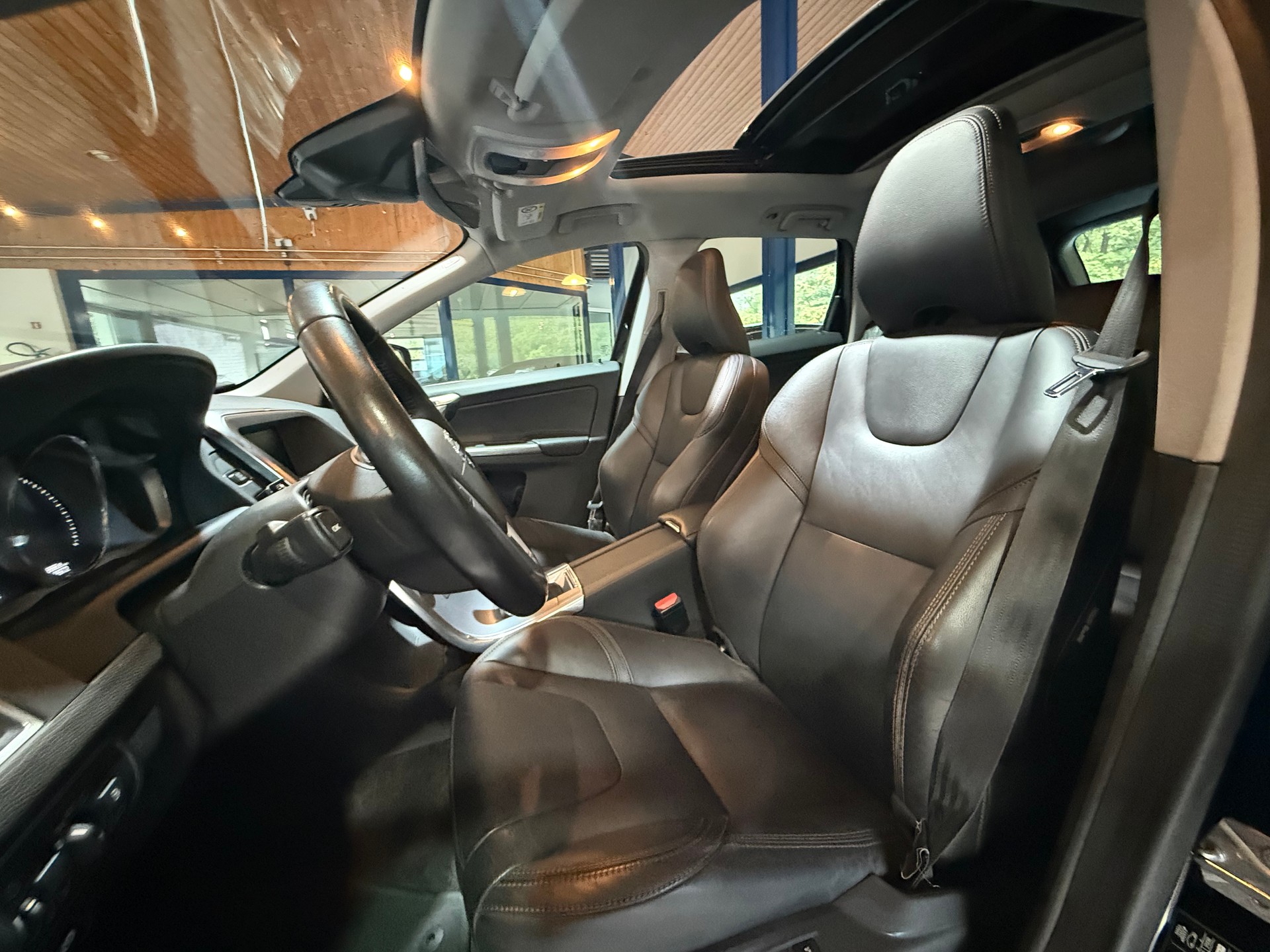 VOLVO XC60 D5 AWD Summum Geartronic-image-4