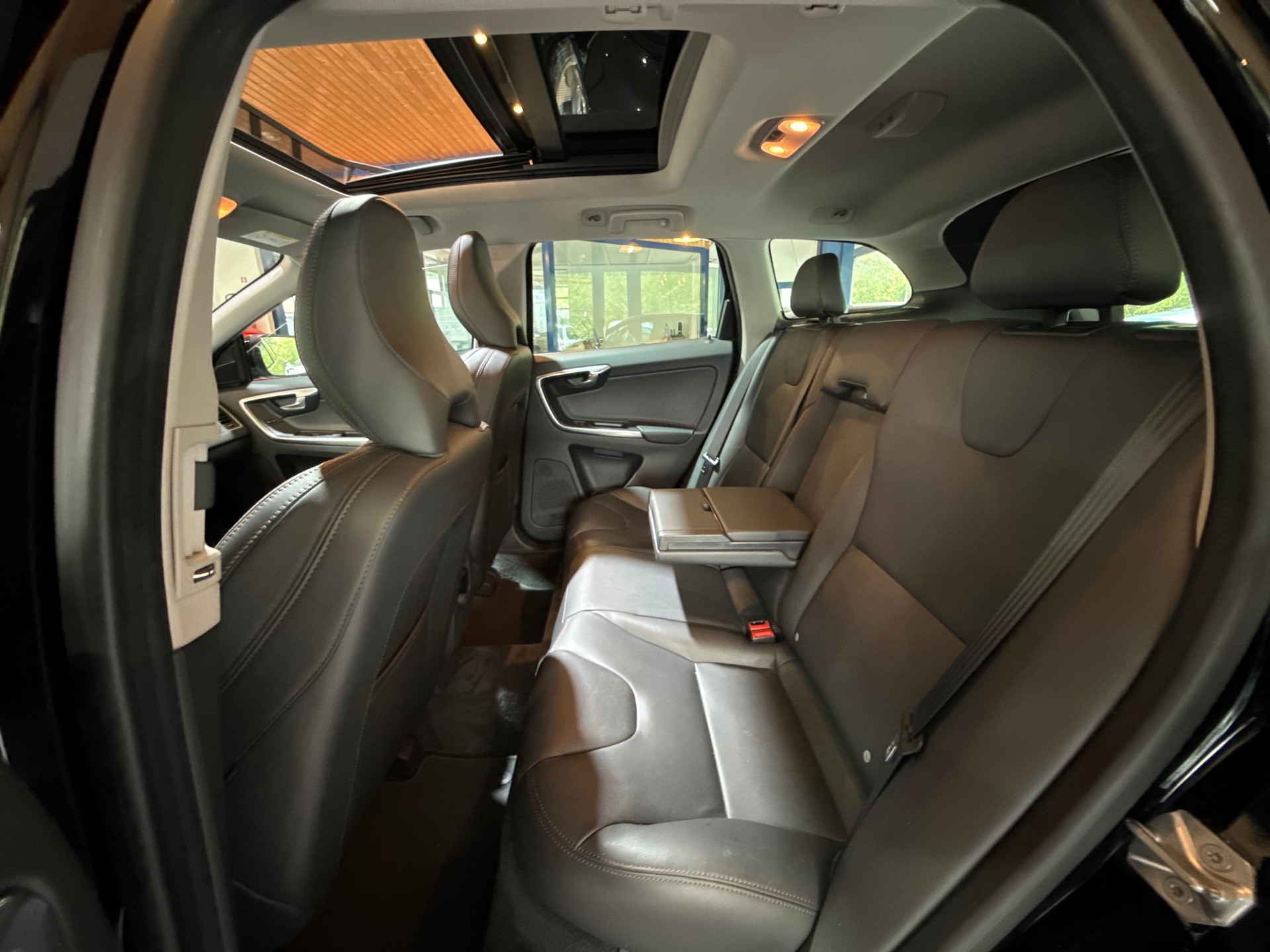 VOLVO XC60 D5 AWD Summum Geartronic-image-6