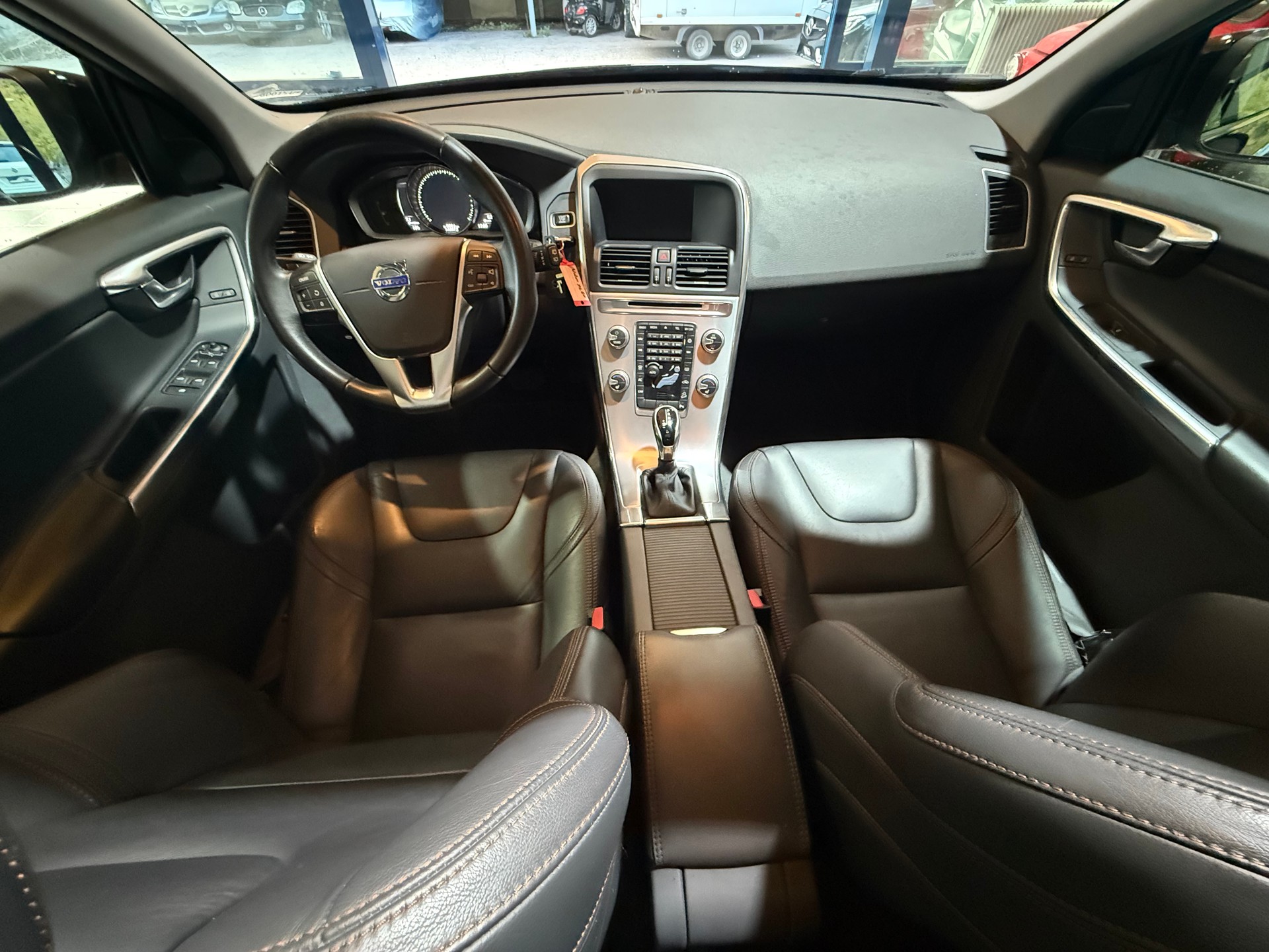 VOLVO XC60 D5 AWD Summum Geartronic-image-6