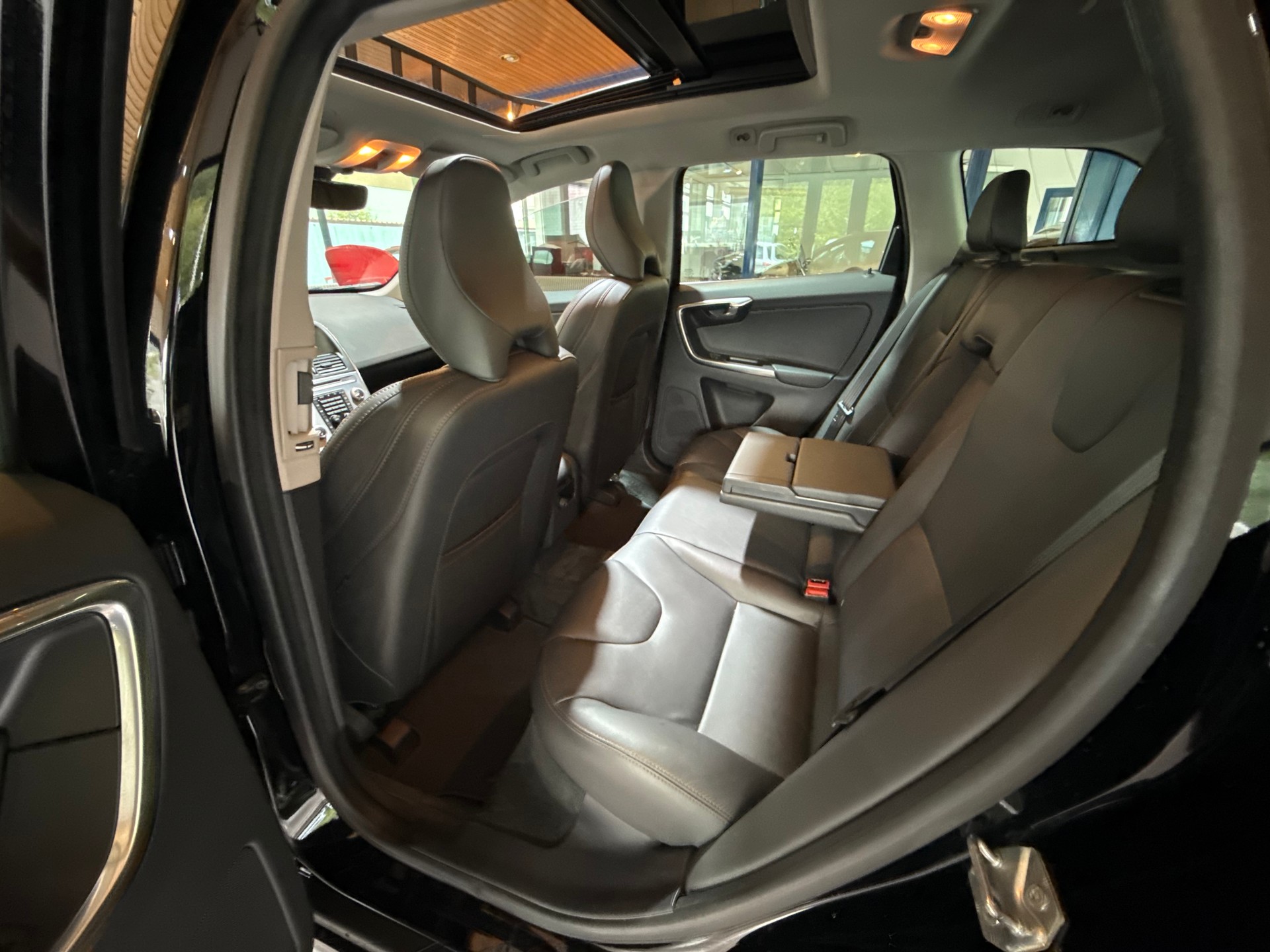 VOLVO XC60 D5 AWD Summum Geartronic-image-5