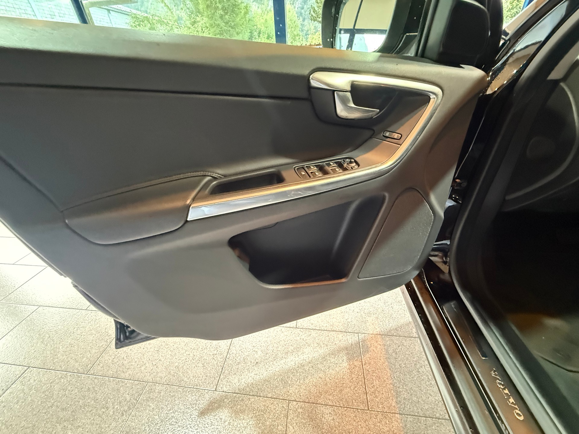VOLVO XC60 D5 AWD Summum Geartronic-image-5