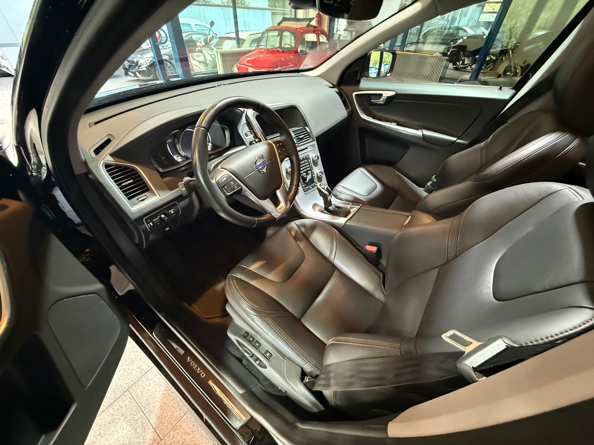 VOLVO XC60 D5 AWD Summum Geartronic-image-3