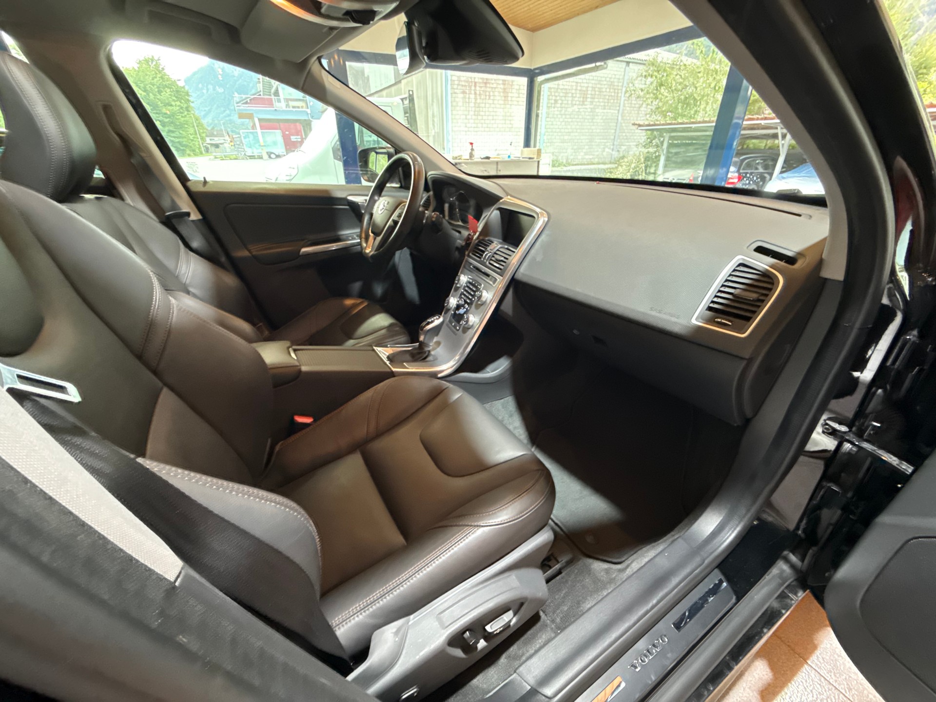 VOLVO XC60 D5 AWD Summum Geartronic-image-13