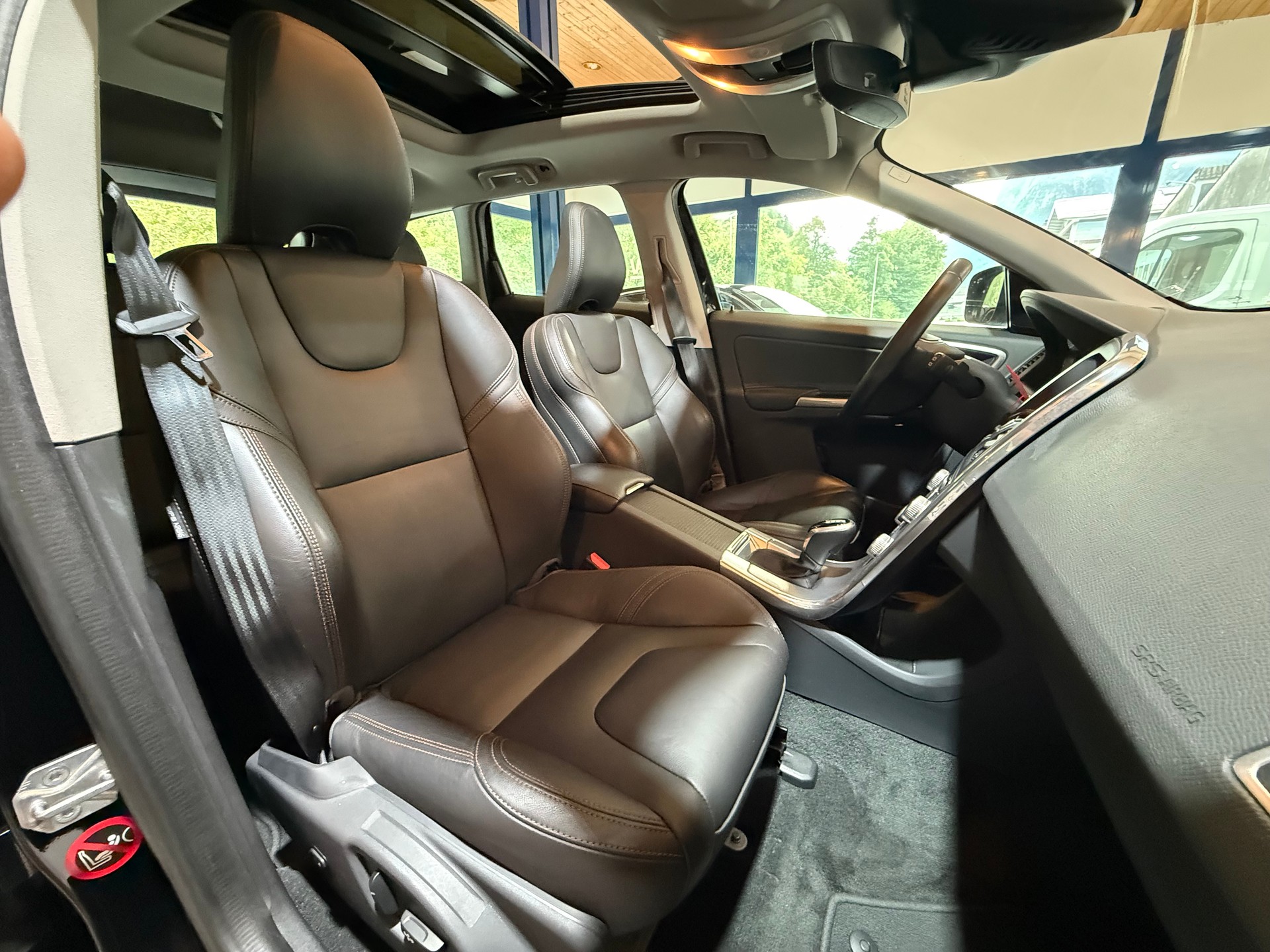 VOLVO XC60 D5 AWD Summum Geartronic-image-12