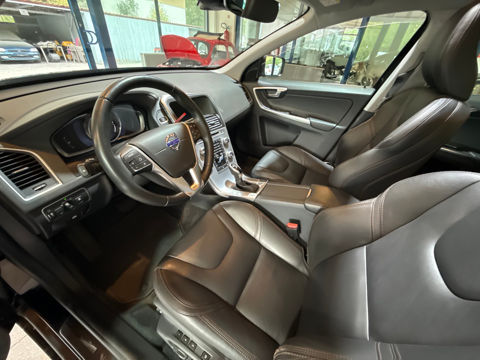 VOLVO XC60 D5 AWD Summum Geartronic-image-3