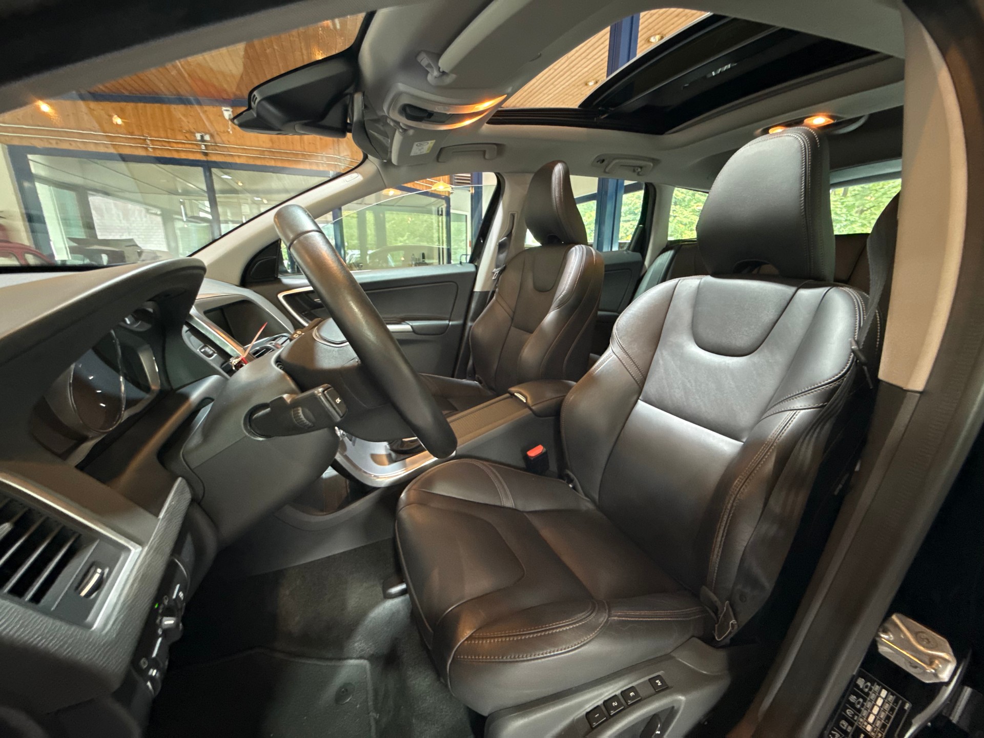 VOLVO XC60 D5 AWD Summum Geartronic-image-4