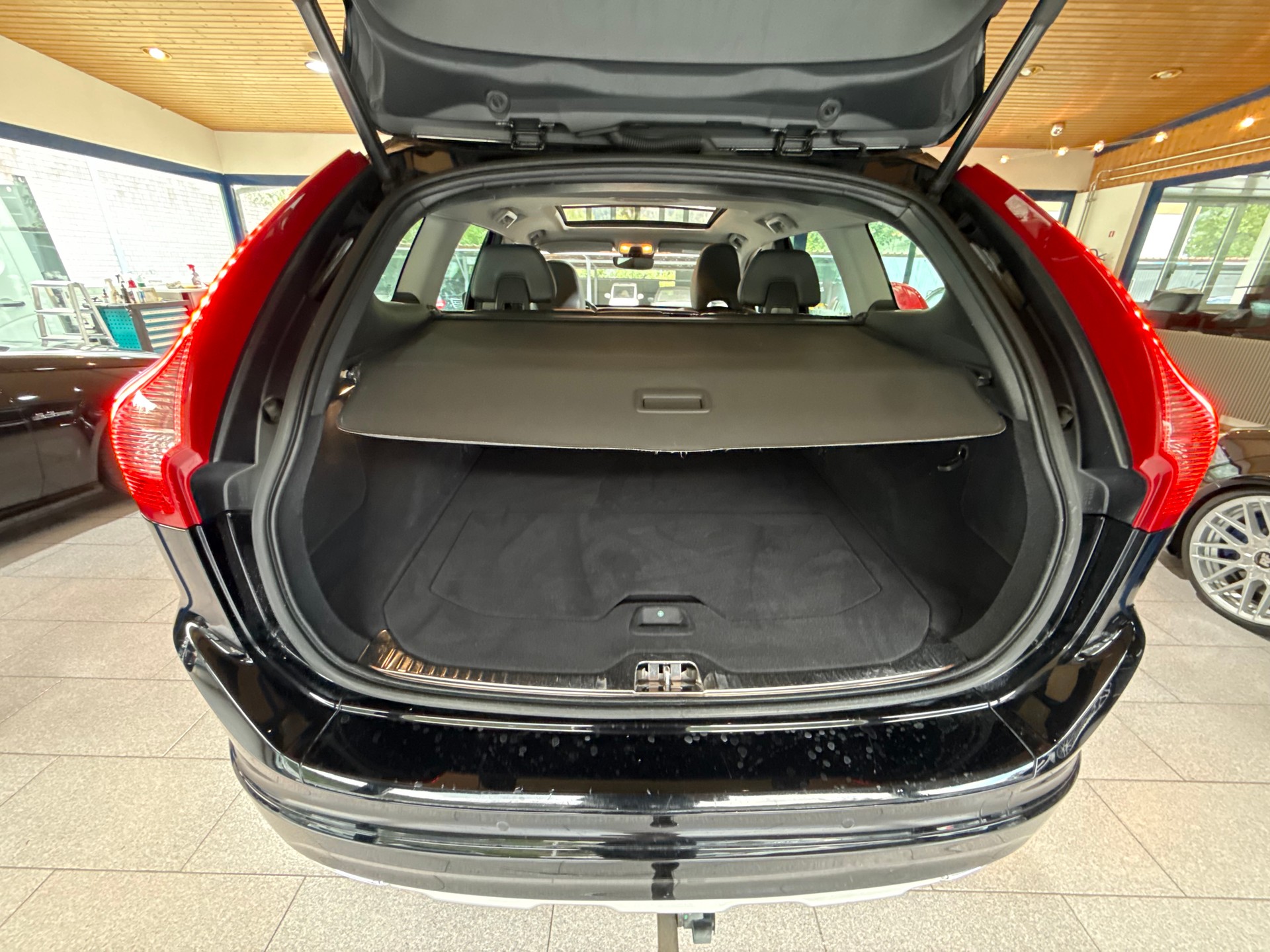 VOLVO XC60 D5 AWD Summum Geartronic-image-11