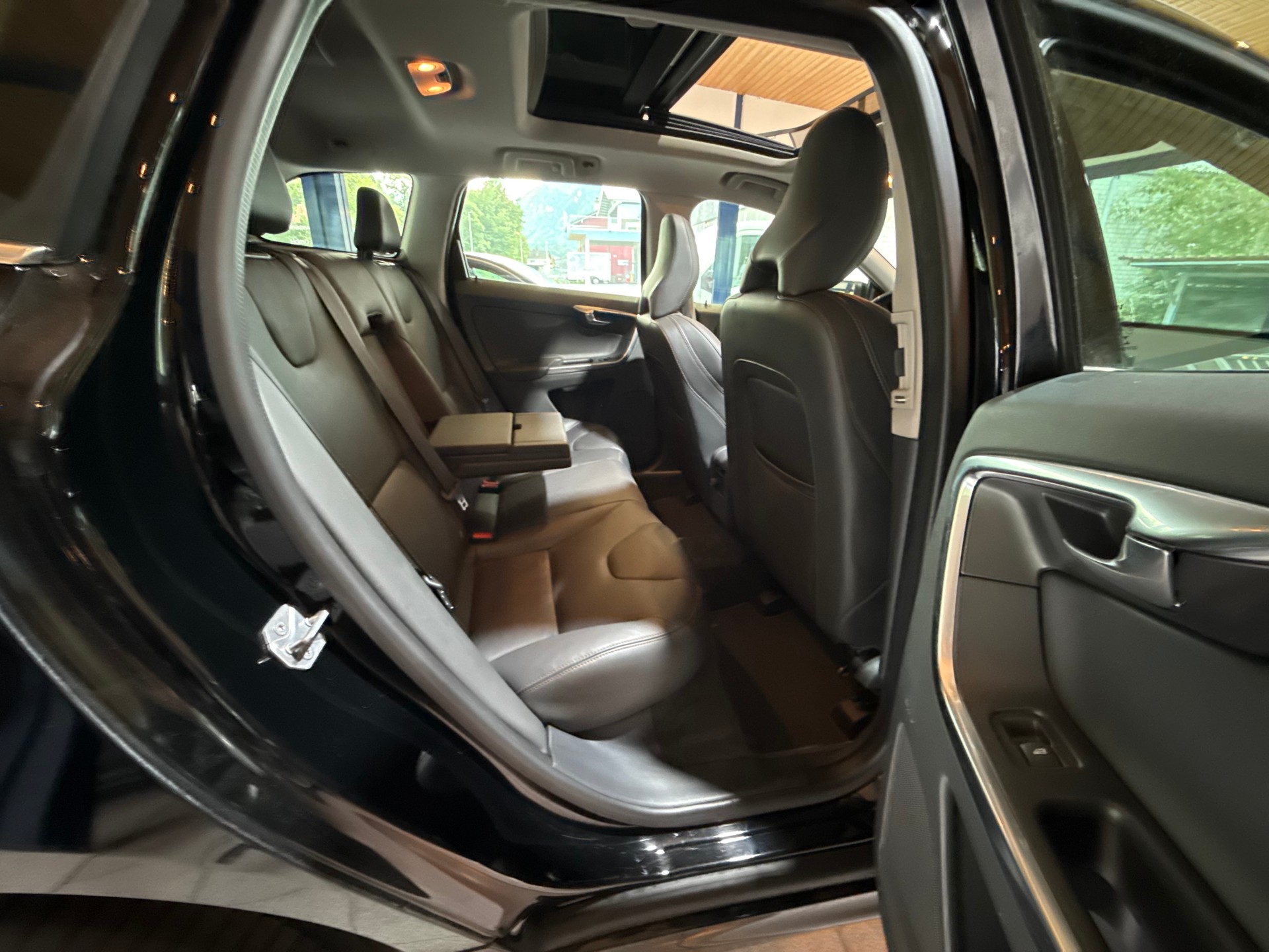 VOLVO XC60 D5 AWD Summum Geartronic-image-7