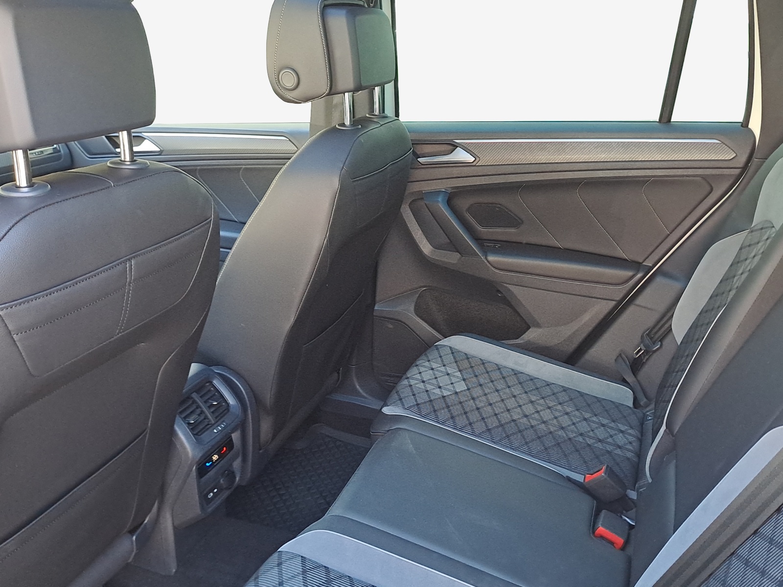VW Tiguan 2.0TSI R-Line 4Motion DSG-image-11