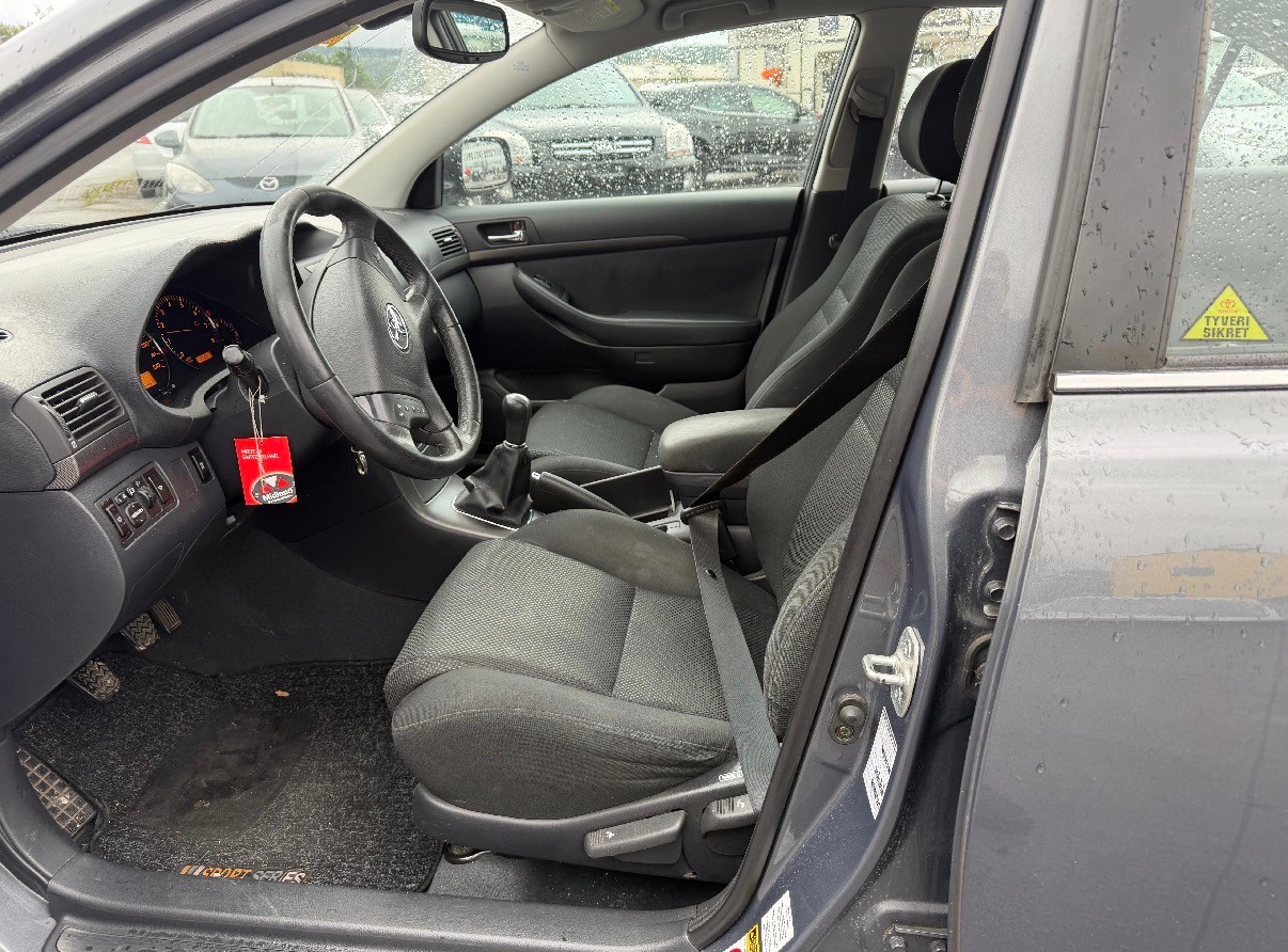 TOYOTA Avensis 2.0 D4 VVT-i Linea Sol Sedan-image-5