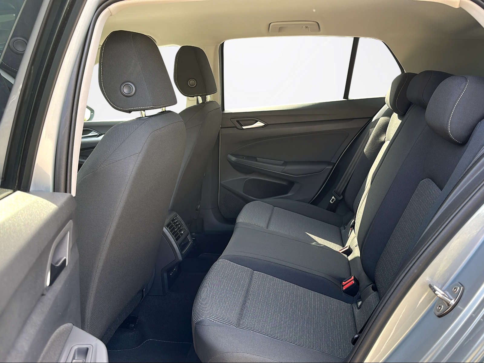 VW Golf Basis 1.5eTSI 115 CH-image-9