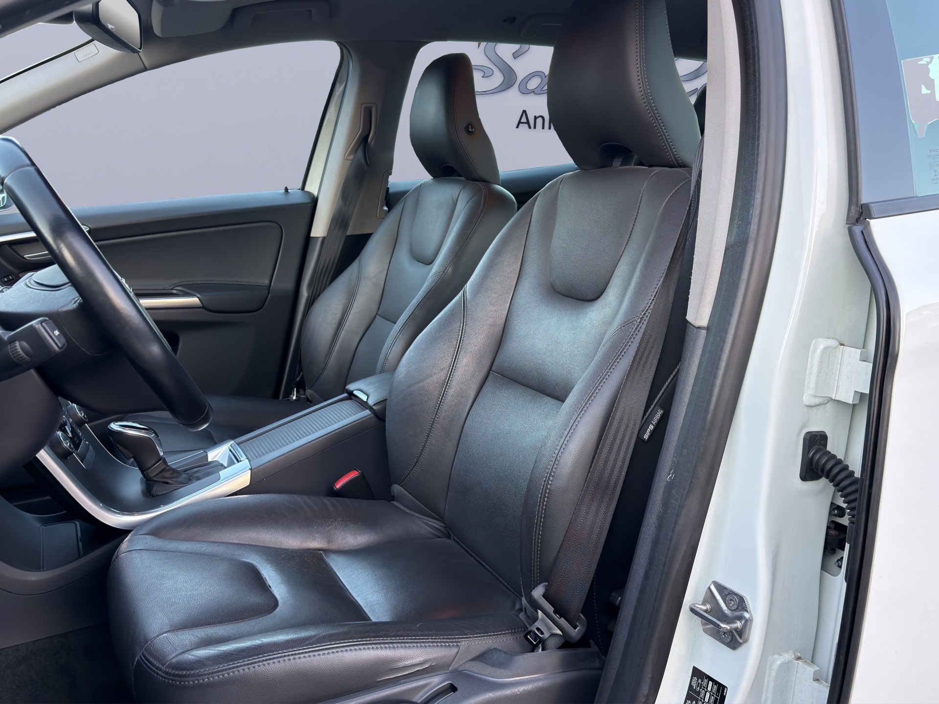 VOLVO XC60 D4 AWD Momentum Geartronic-image-14