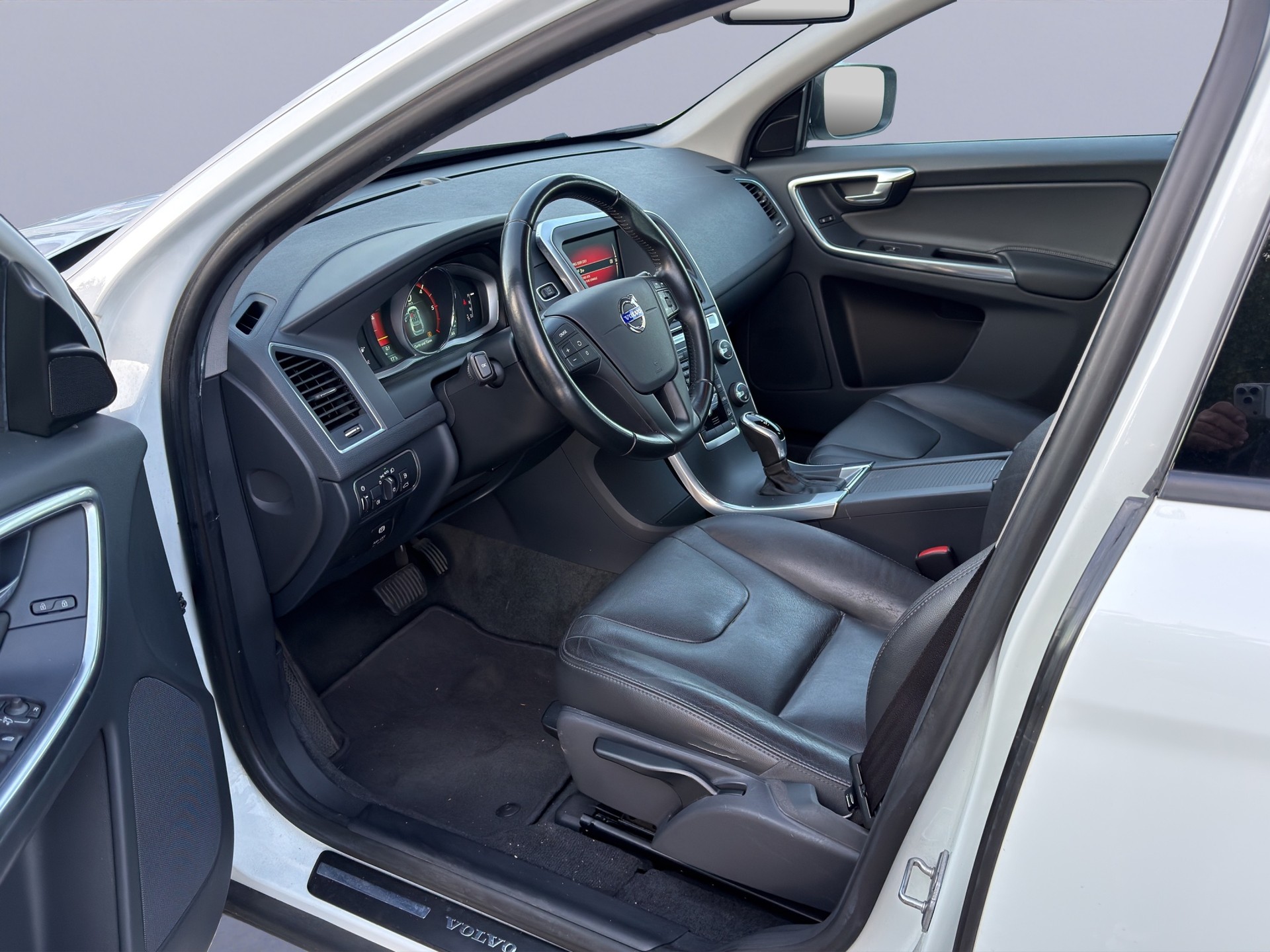 VOLVO XC60 D4 AWD Momentum Geartronic-image-15