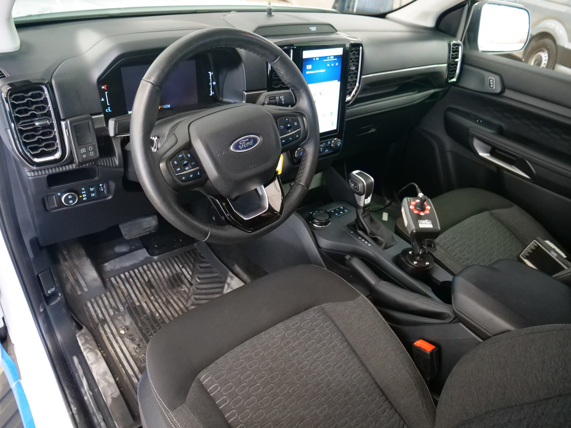 FORD Ranger inkl. Pflug und Streuer-image-8