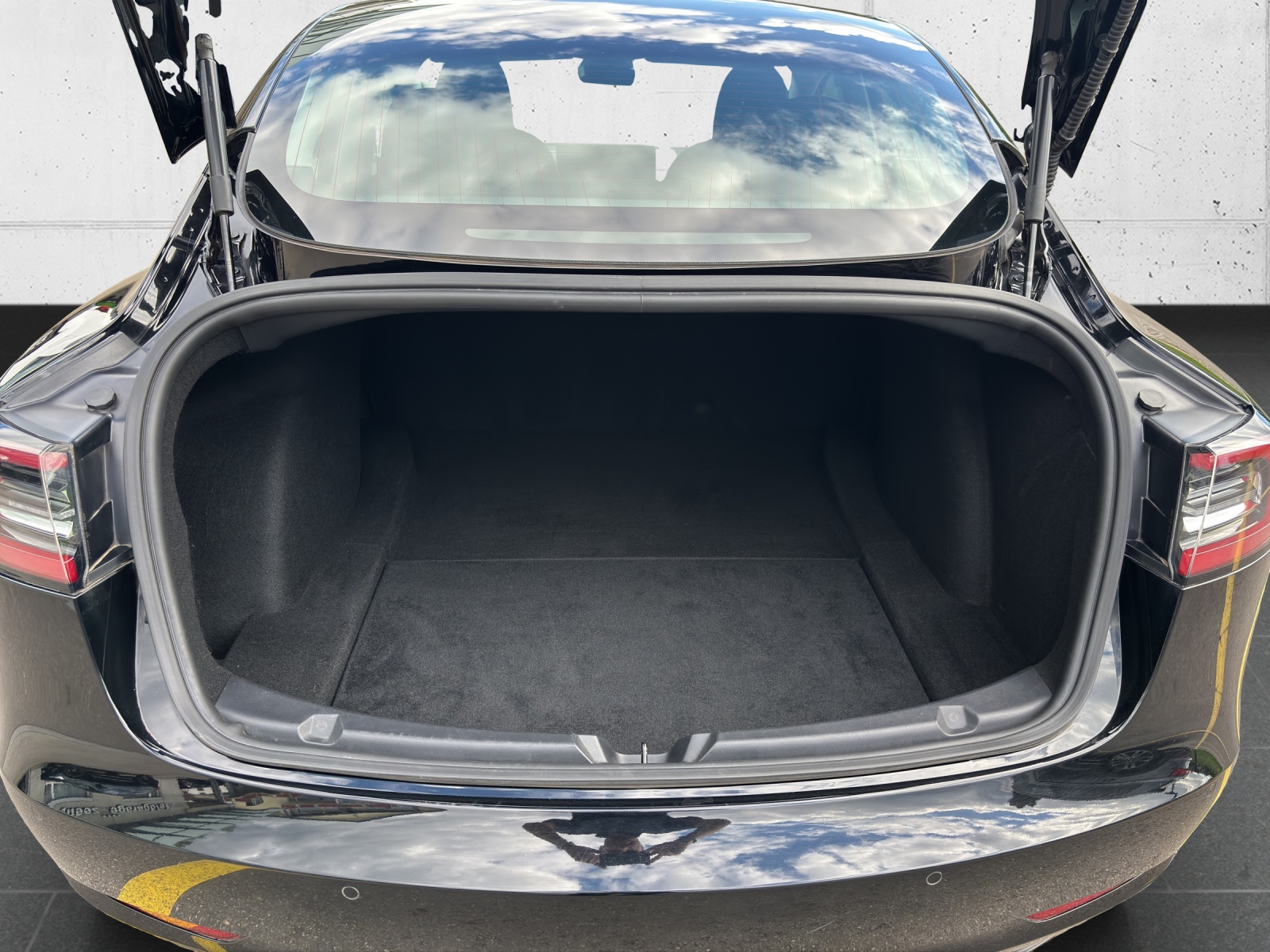 TESLA Model 3 Performance Dual Motor AWD mit Panorama-Glasdach, Assistenzsysteme für teilautonomes Fahren und Winterräder-image-7