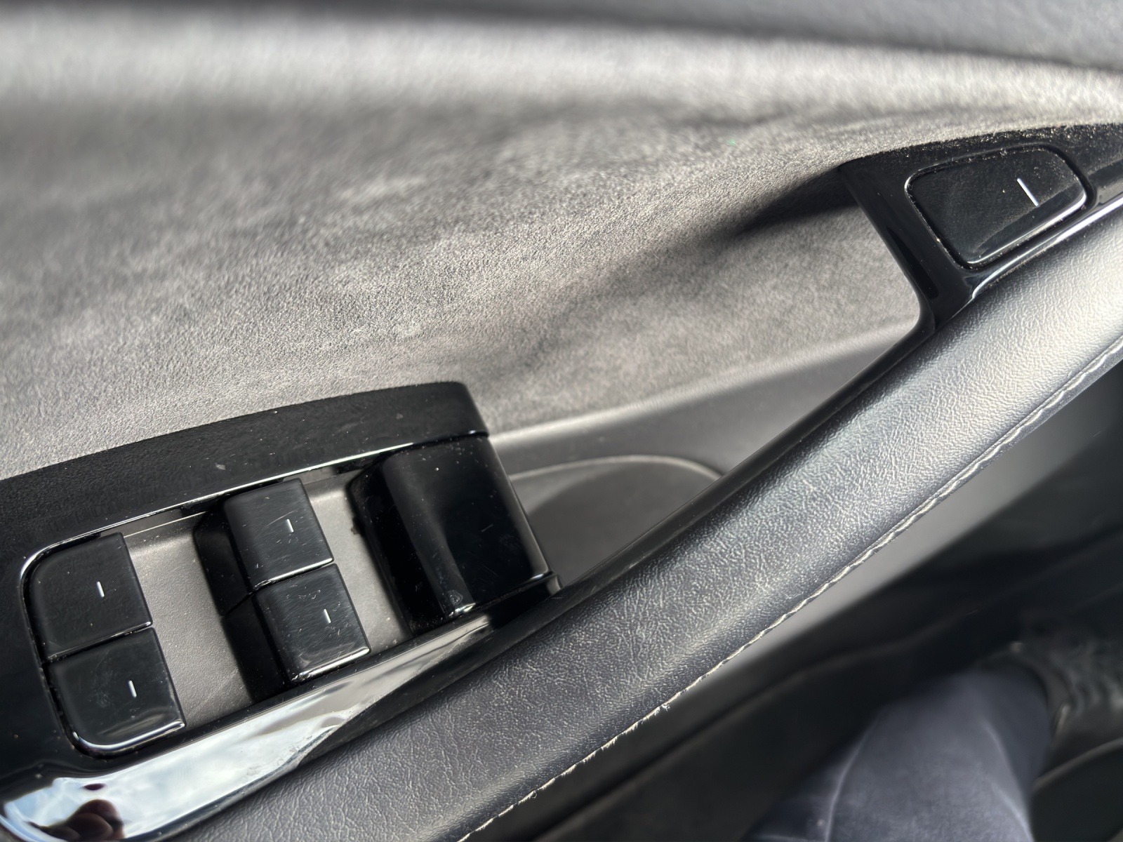 TESLA Model 3 Performance Dual Motor AWD mit Panorama-Glasdach, Assistenzsysteme für teilautonomes Fahren und Winterräder-image-26