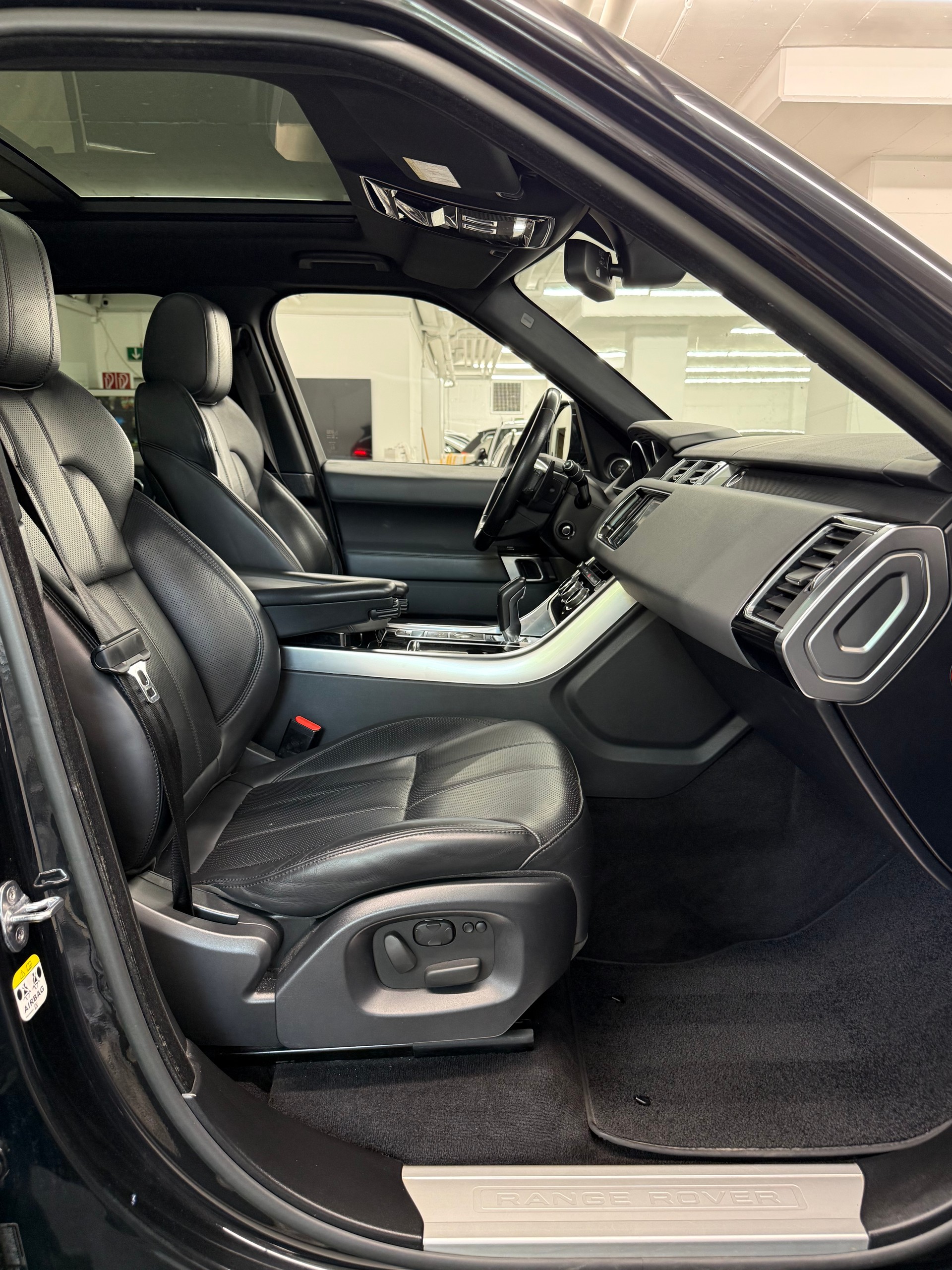LAND ROVER Range Rover Sport 3.0 SDV6 Automatic-image-18