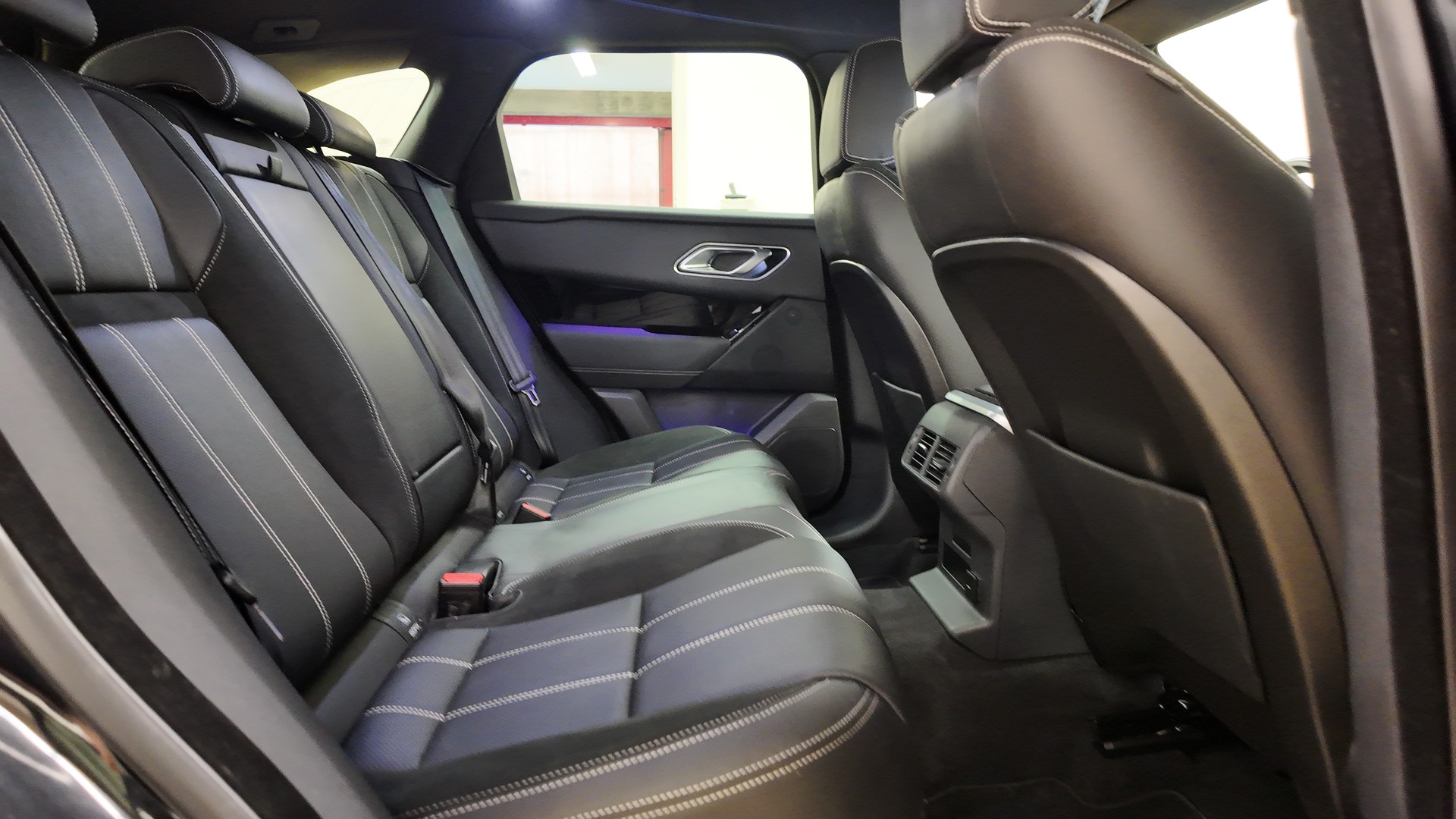 LAND ROVER Range Rover Velar 3.0 D I6 300 R-Dynamic SE-image-18