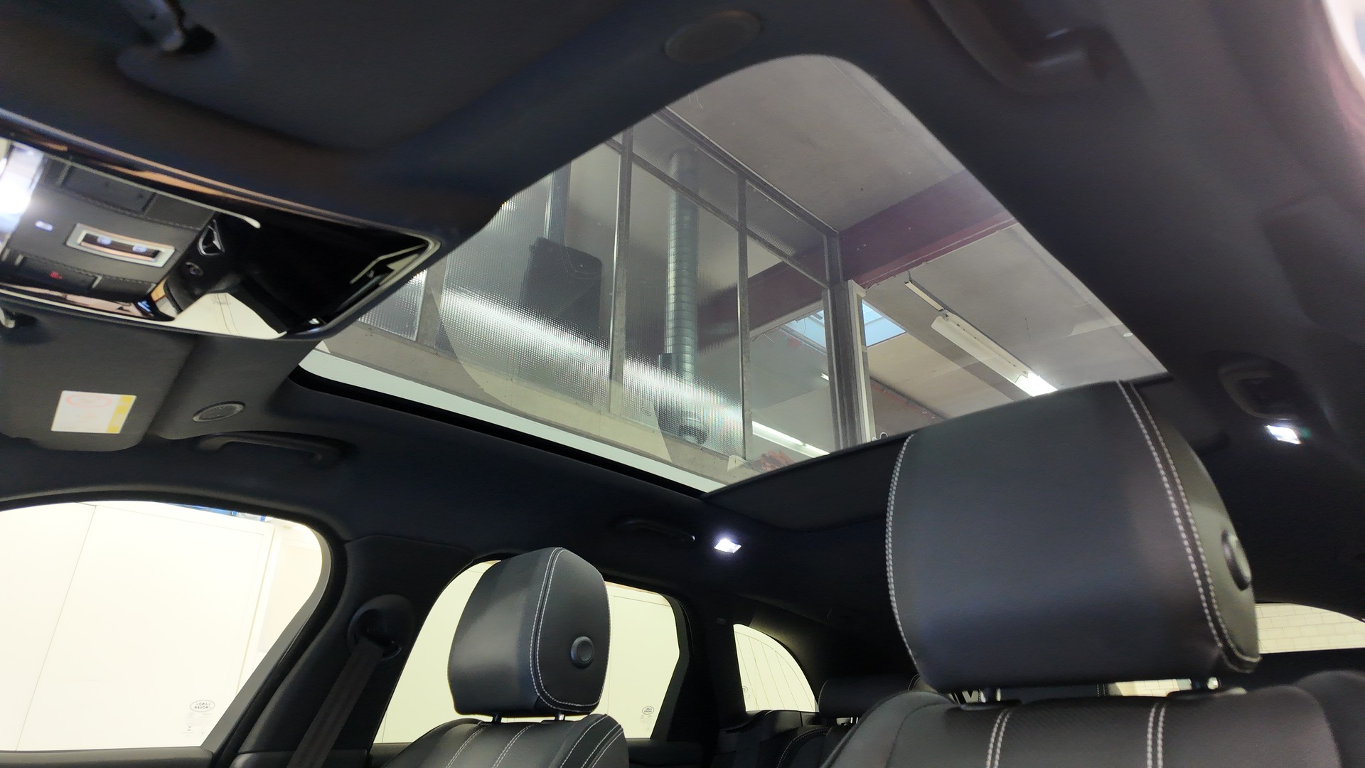 LAND ROVER Range Rover Velar 3.0 D I6 300 R-Dynamic SE-image-21