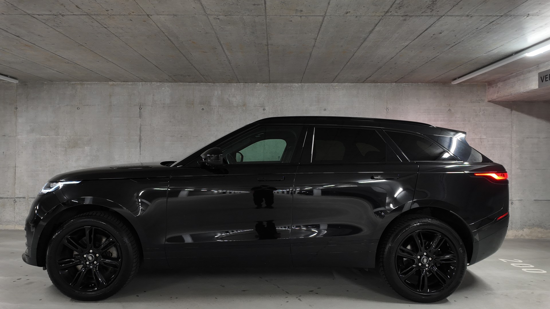 LAND ROVER Range Rover Velar 3.0 D I6 300 R-Dynamic SE-image-2