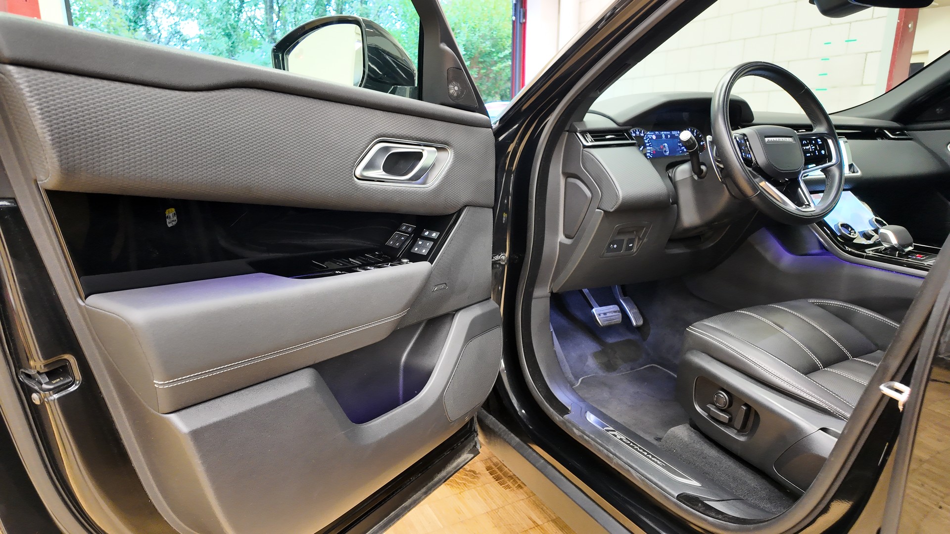 LAND ROVER Range Rover Velar 3.0 D I6 300 R-Dynamic SE-image-13