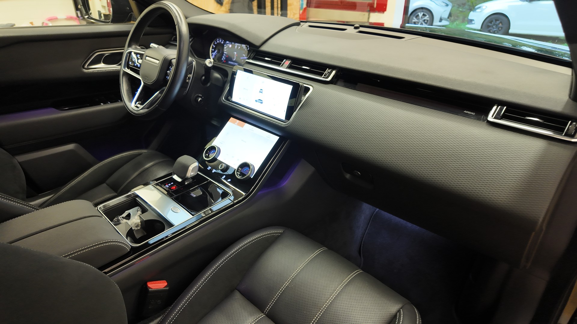 LAND ROVER Range Rover Velar 3.0 D I6 300 R-Dynamic SE-image-12