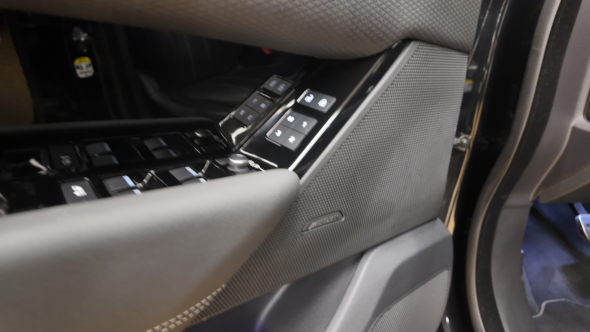 LAND ROVER Range Rover Velar 3.0 D I6 300 R-Dynamic SE-image-14