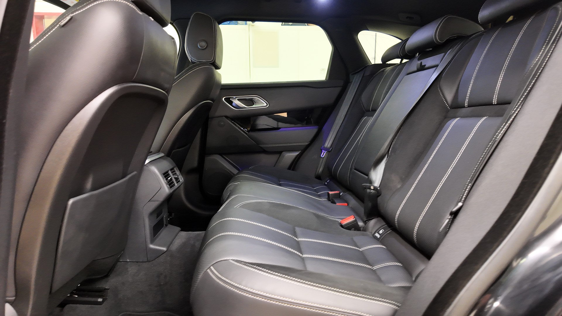 LAND ROVER Range Rover Velar 3.0 D I6 300 R-Dynamic SE-image-19