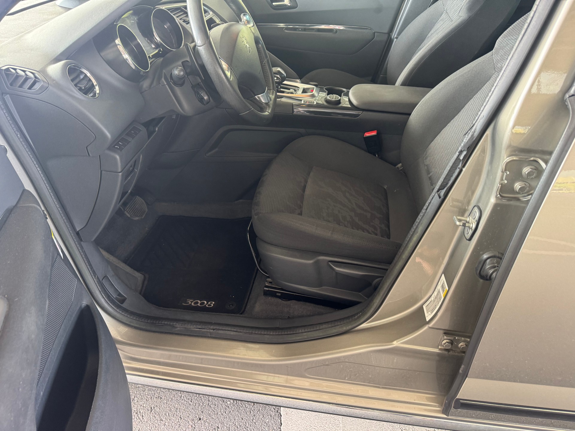 PEUGEOT 3008 HYbrid4 2.0 HDI EGS6-image-9