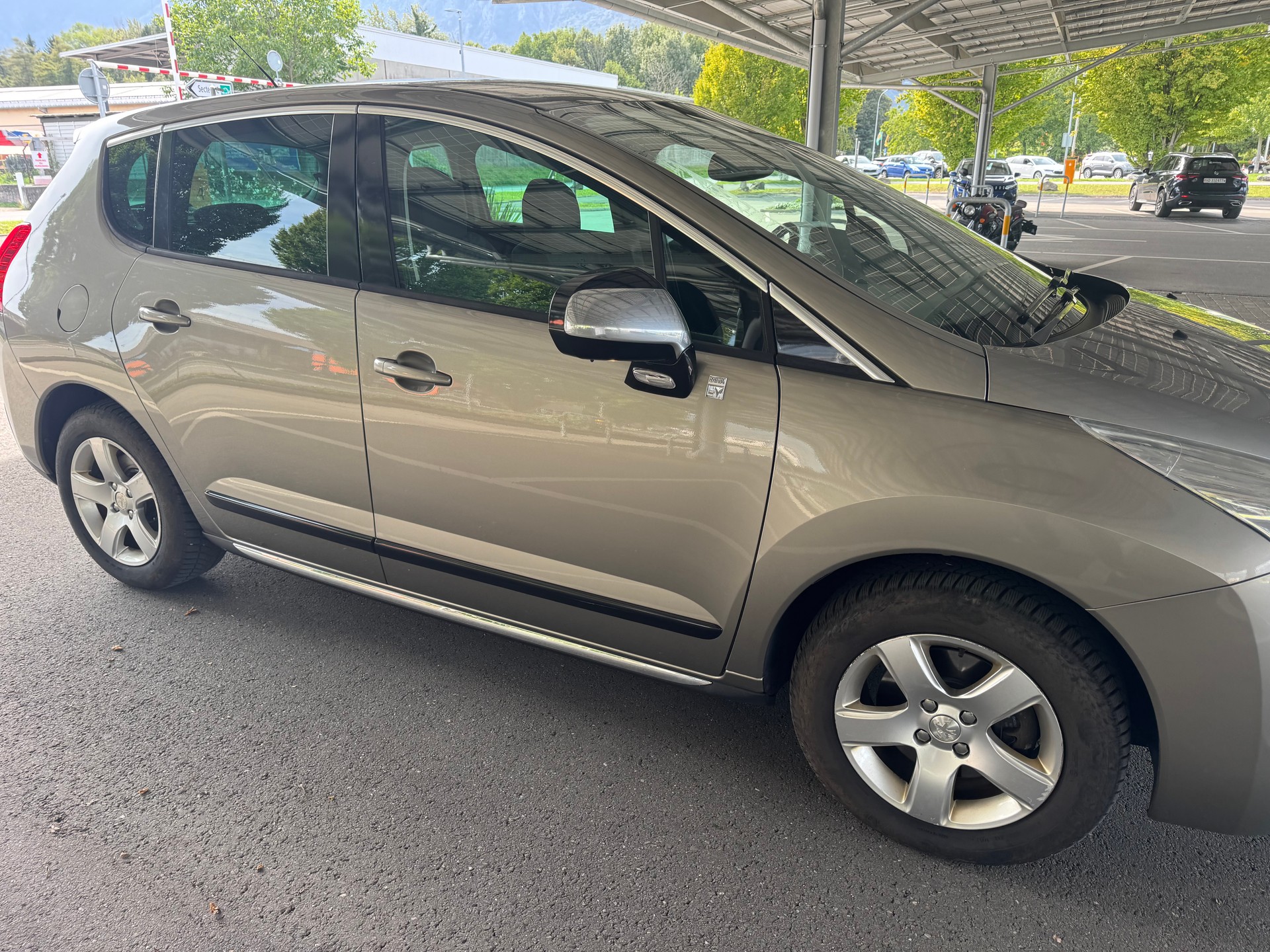 PEUGEOT 3008 HYbrid4 2.0 HDI EGS6-image-5