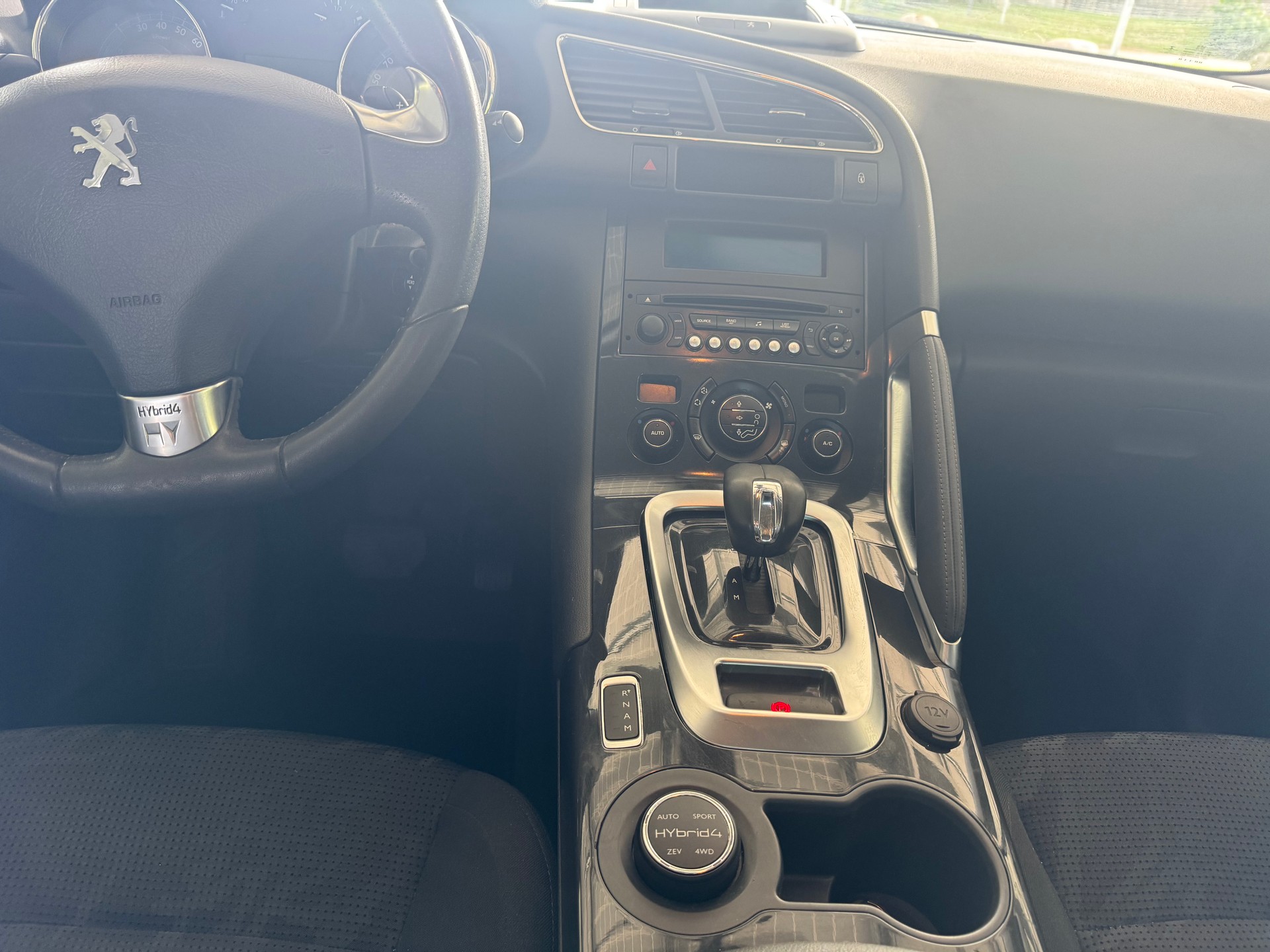 PEUGEOT 3008 HYbrid4 2.0 HDI EGS6-image-10