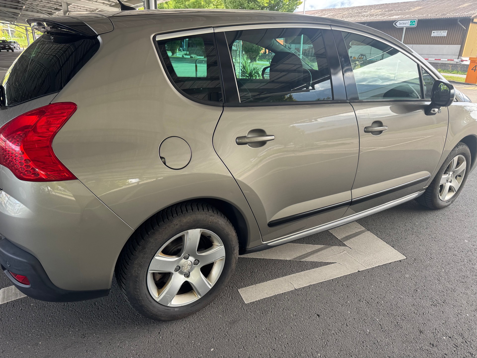 PEUGEOT 3008 HYbrid4 2.0 HDI EGS6-image-3