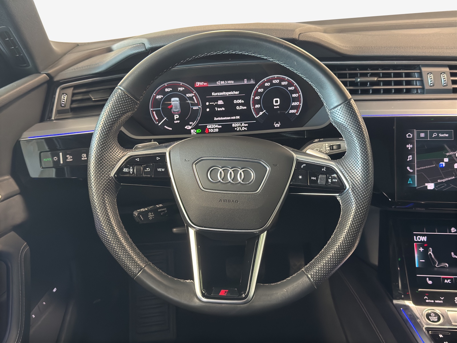 AUDI e-tron 55 S Line Black Edition quattro-image-10