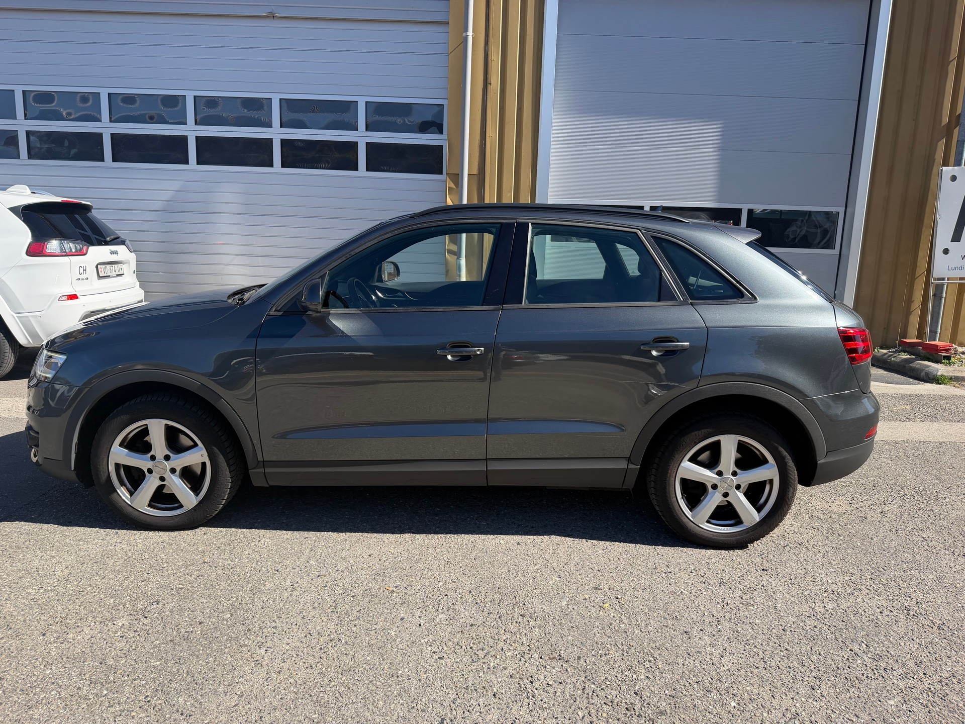 AUDI Q3 2.0 TFSI quattro S-tronic-image-2