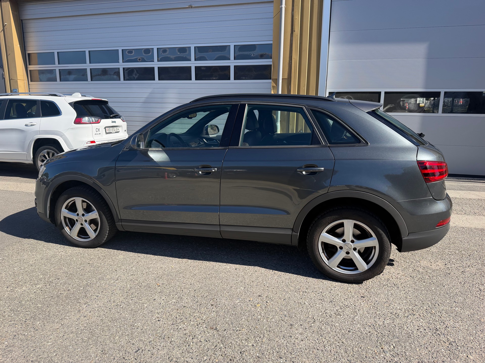 AUDI Q3 2.0 TFSI quattro S-tronic-image-1