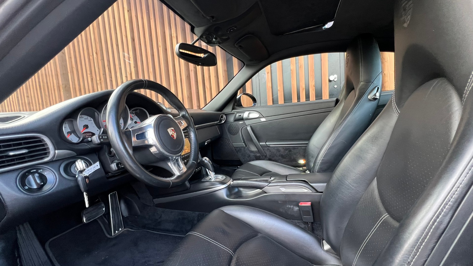 PORSCHE 911 CARRERA 4S PDK BLACK l 385 PS-image-25